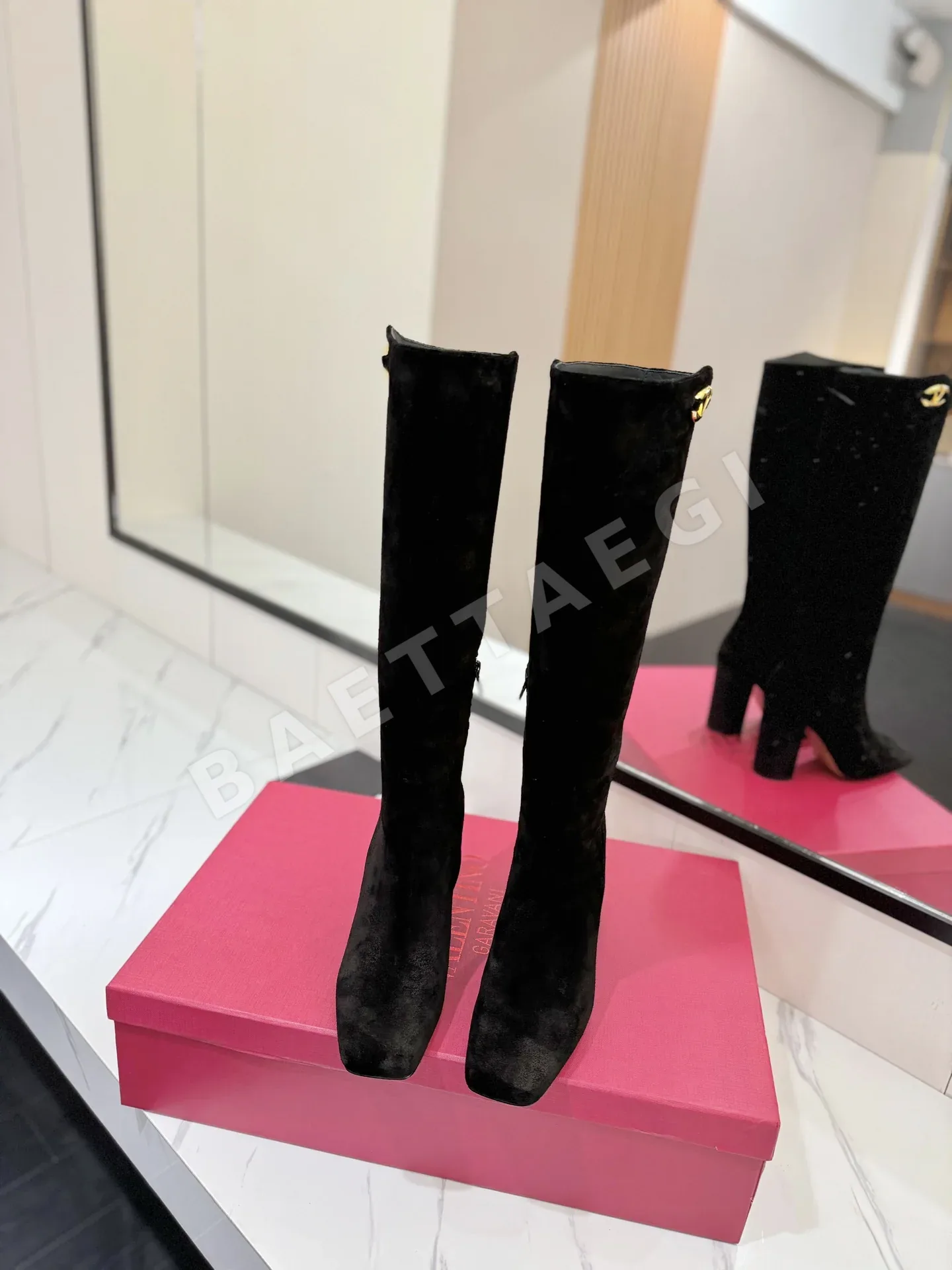 발렌티노 V 로고 장식 하이부츠 상세 이미지 3