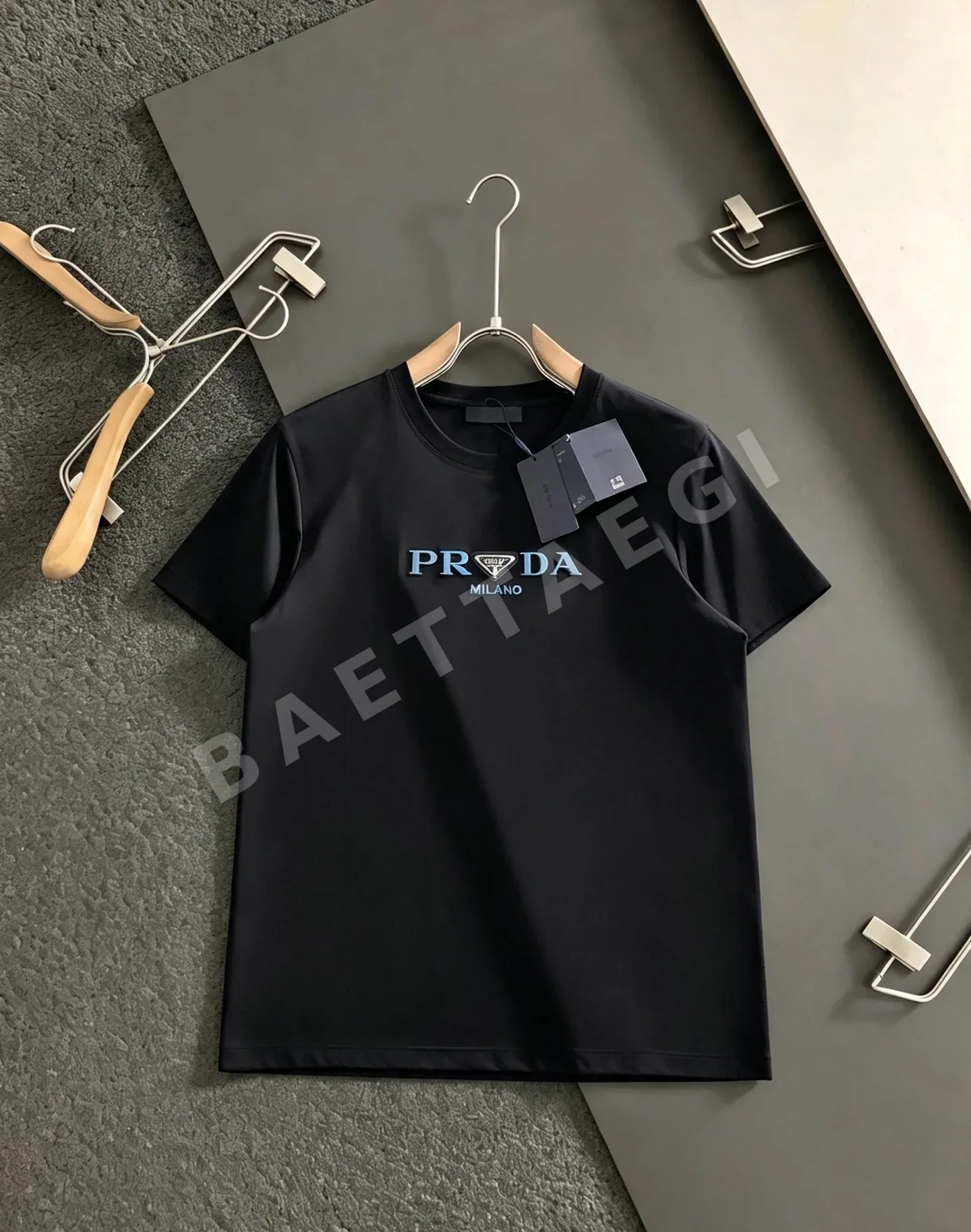 프라다 슬림핏 크루넥 코튼 반팔 티셔츠 상세 이미지 1