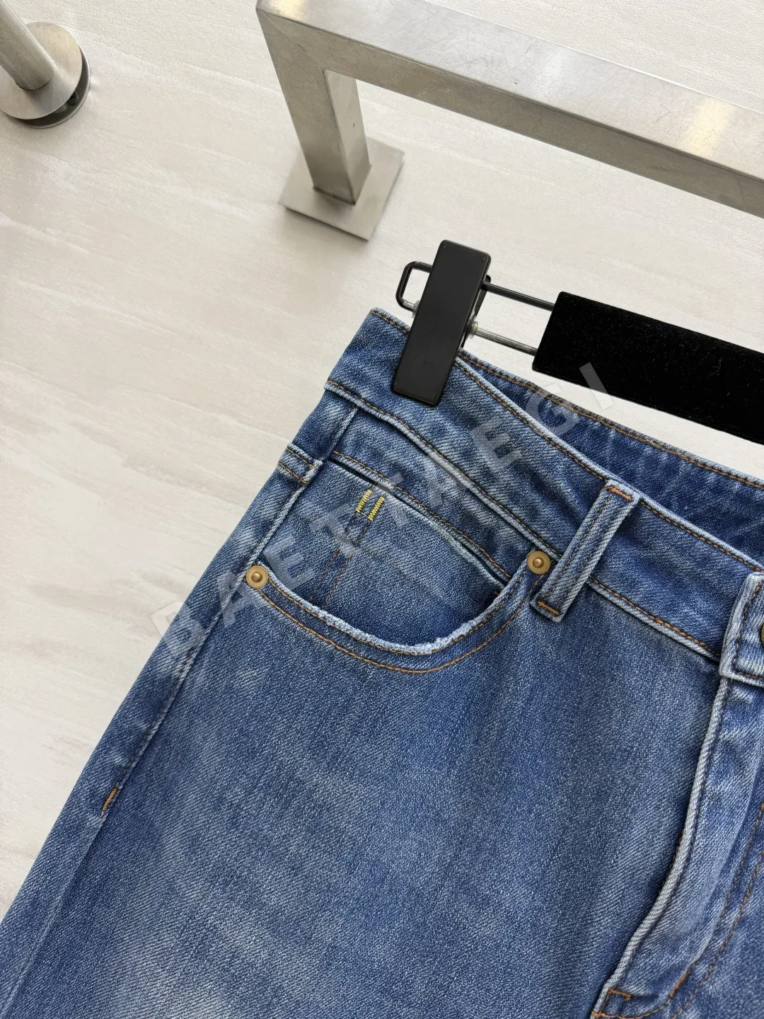 프라다 라이트워시 크롭 와이드 레그 여성 바지 상세 이미지 2