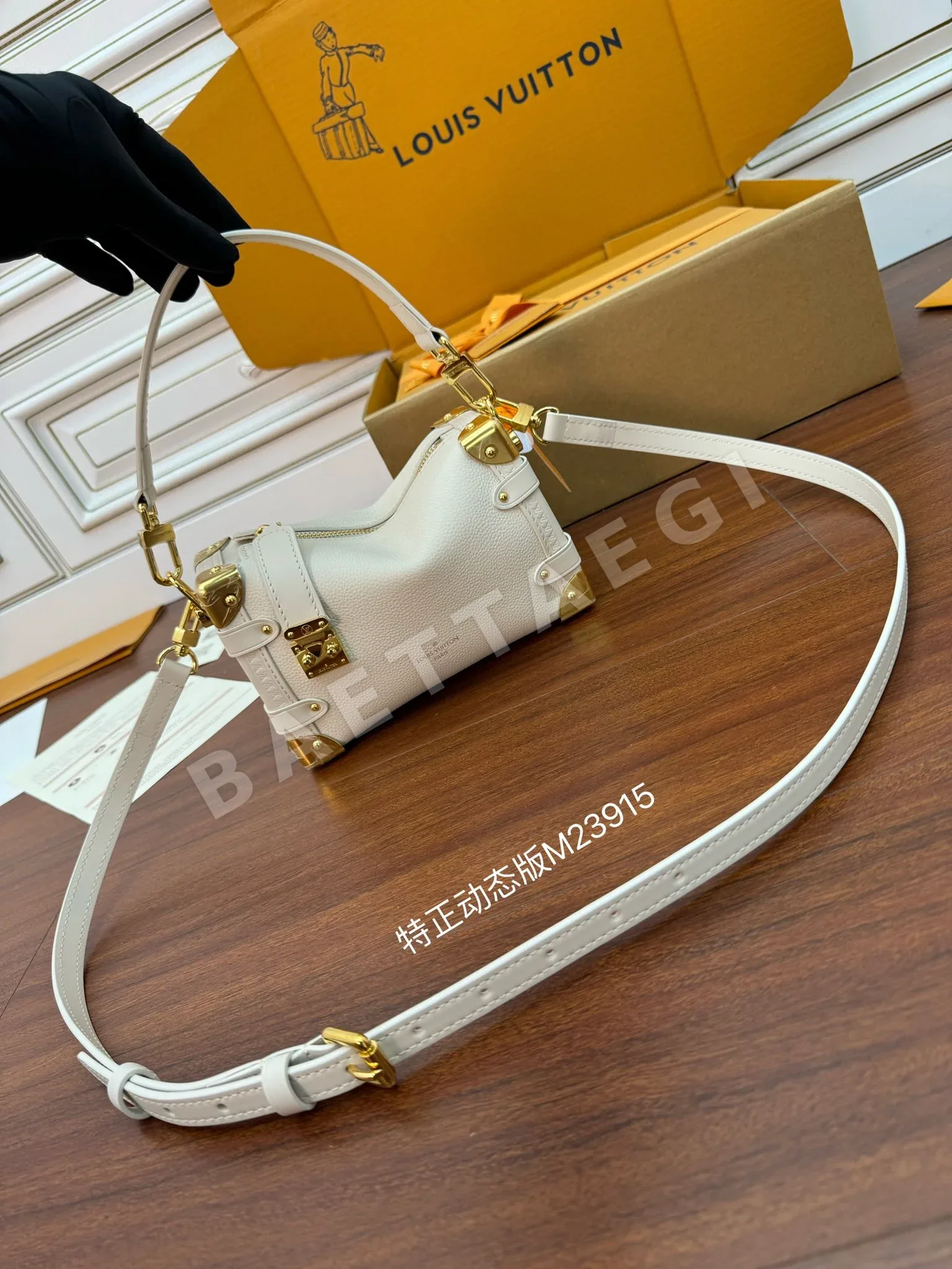 루이비통 다이내믹 코드 가죽 가방 M23915 상세 이미지 2