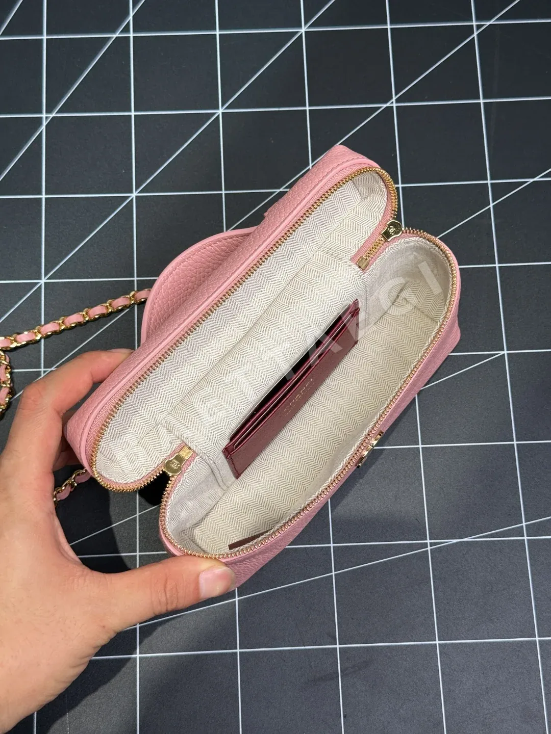 샤넬 핑크 가죽 가방 상세 이미지 5