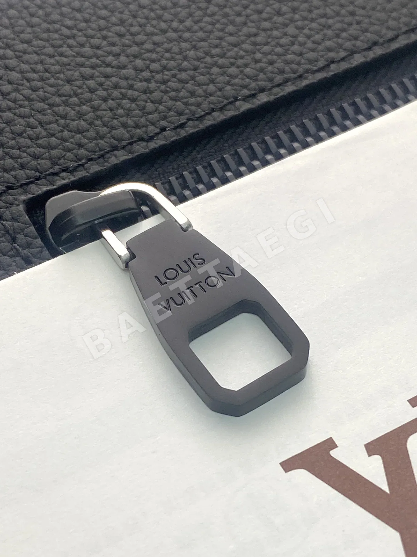루이비통 엠보싱 로고 블랙 클러치 M25955 상세 이미지 12