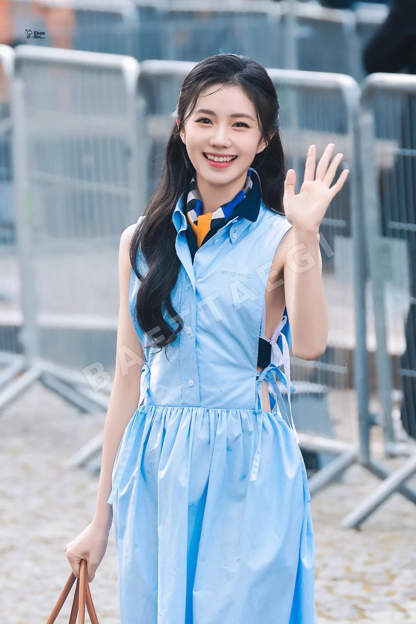 미우미우 로고 자수 옆라인 컷아웃 A라인 원피스 상세 이미지 5
