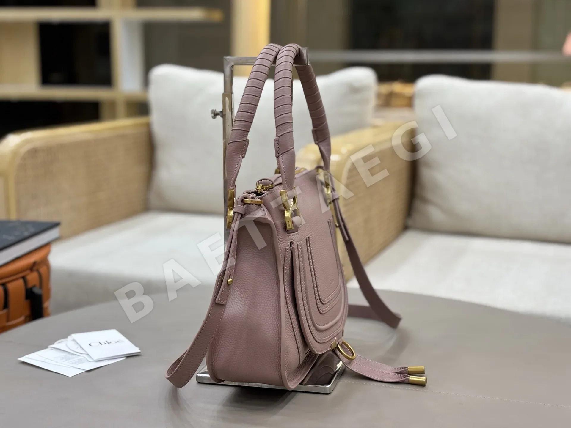끌로에 소프트 그레인 송아지가죽 미디엄 가방 상세 이미지 3