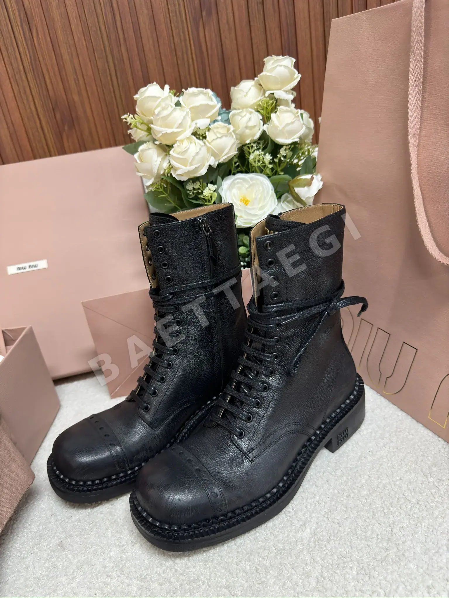 미우미우 레이스업 소가죽 앵클 부츠 상세 이미지 2