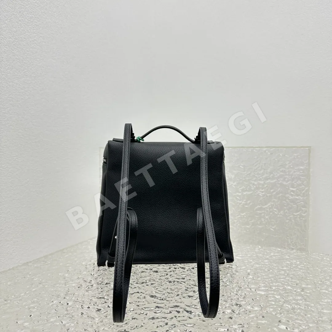 로로피아나 블랙 소가죽 백팩 상세 이미지 3