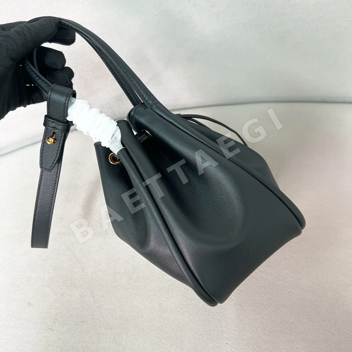 프라다 삼각 로고 송아지가죽 숄더백 1BE087 상세 이미지 3