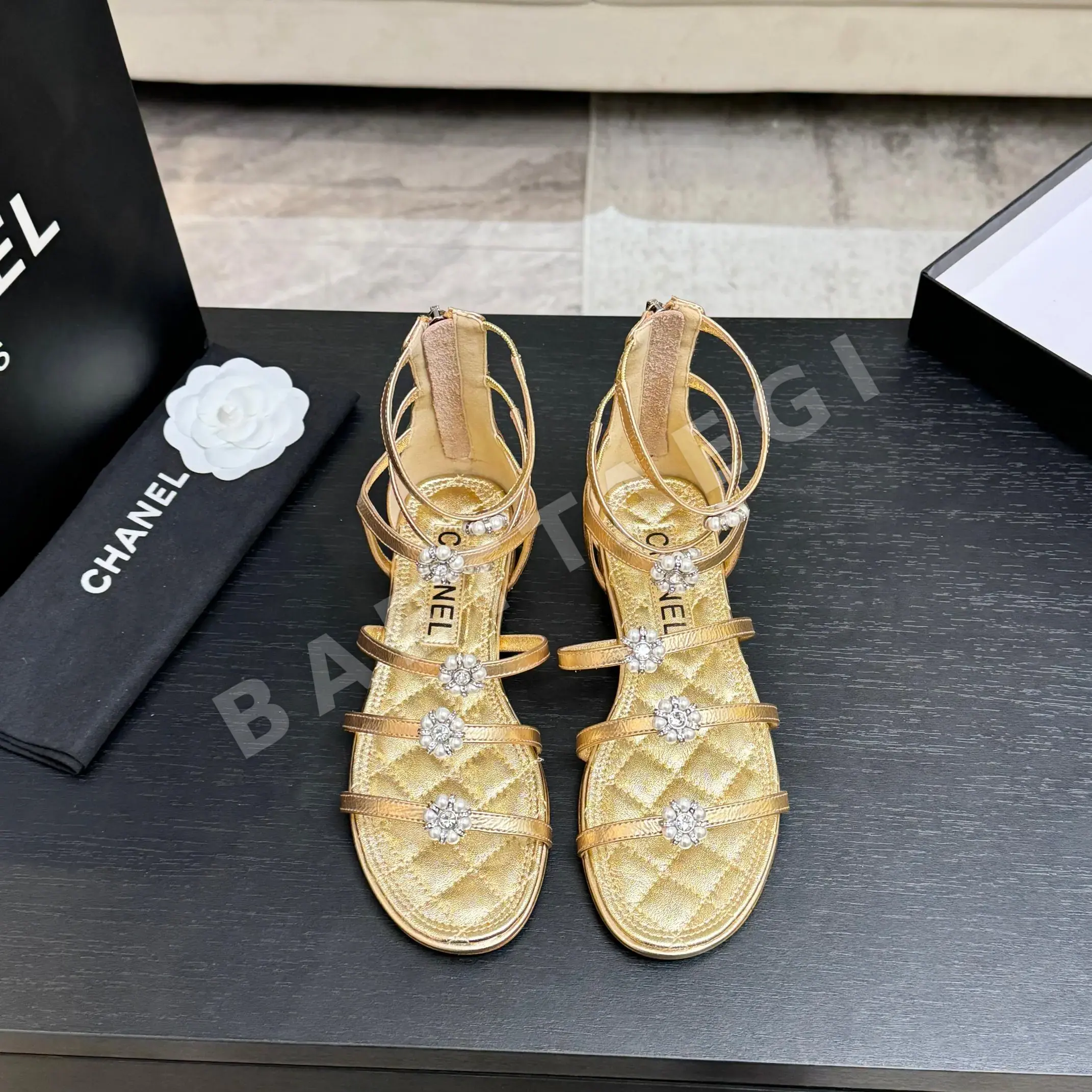 샤넬 카멜리아 진주장식 청키힐 샌들 151647
