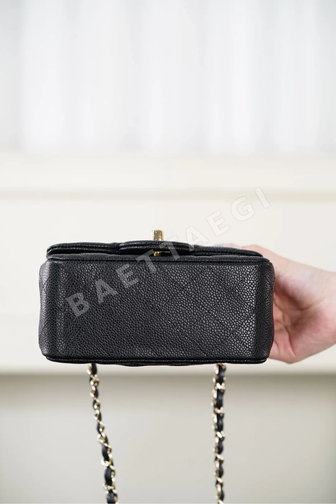 샤넬 클래식 플랩백 블랙 금장 가방 상세 이미지 9