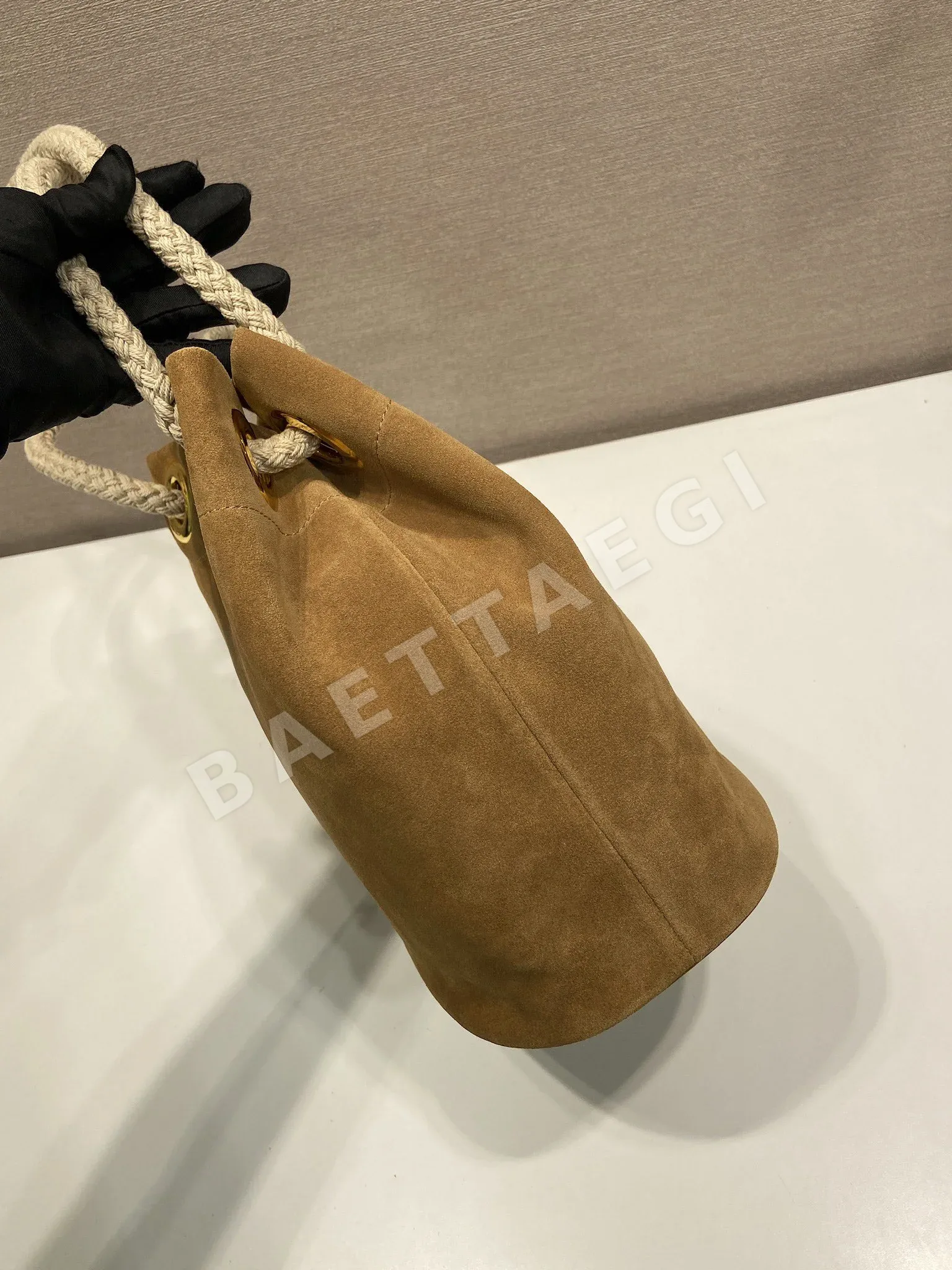 프라다 스웨이드 버킷백 1BE082 상세 이미지 7