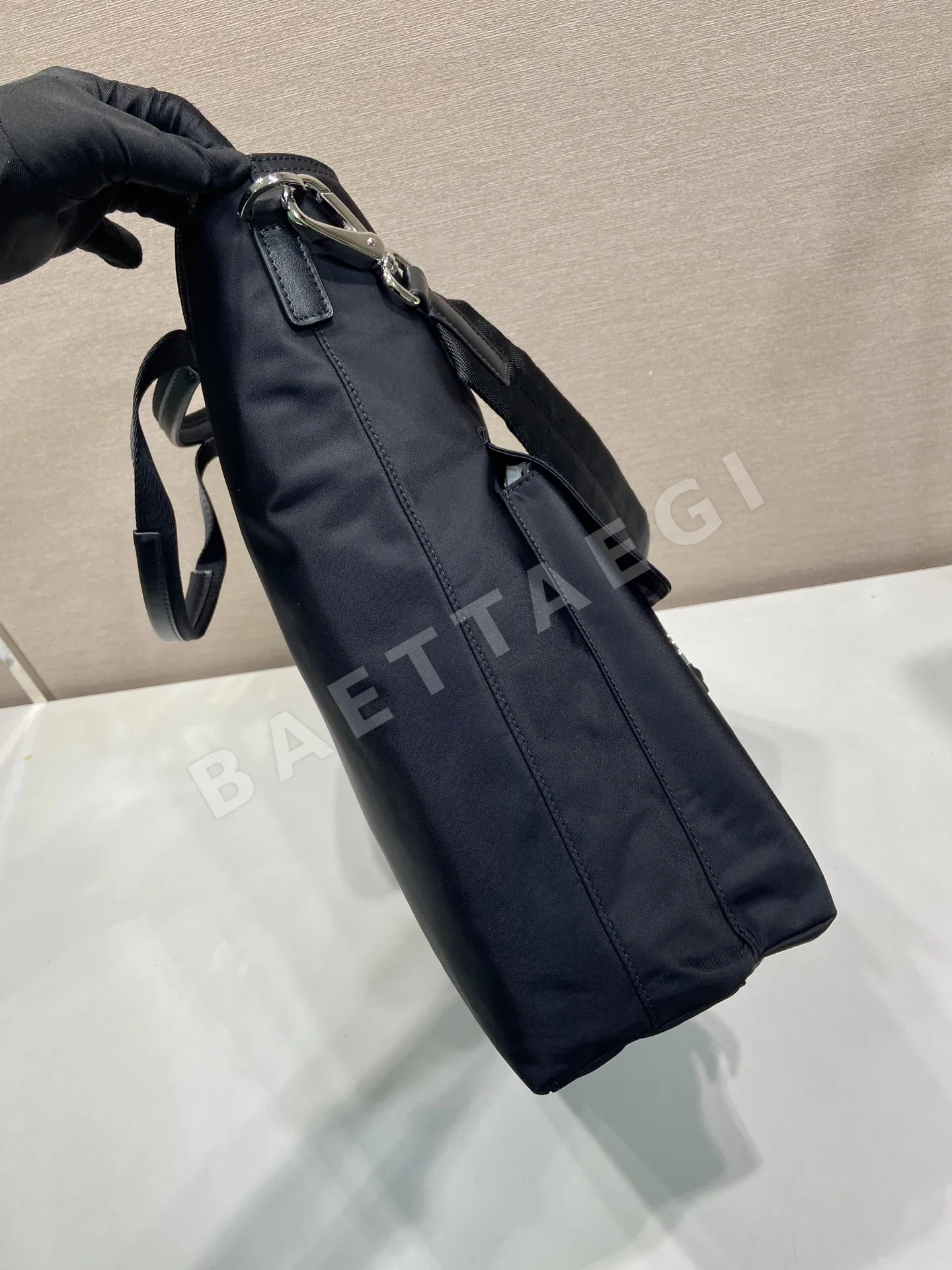 프라다 Explore 나일론 토트백 2VG138 상세 이미지 6