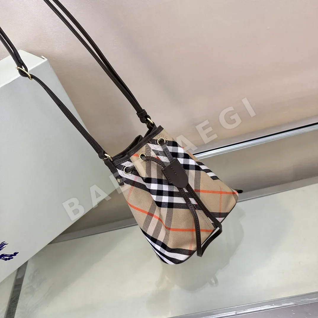 버버리 린넨 체크 미니 버킷백 상세 이미지 3