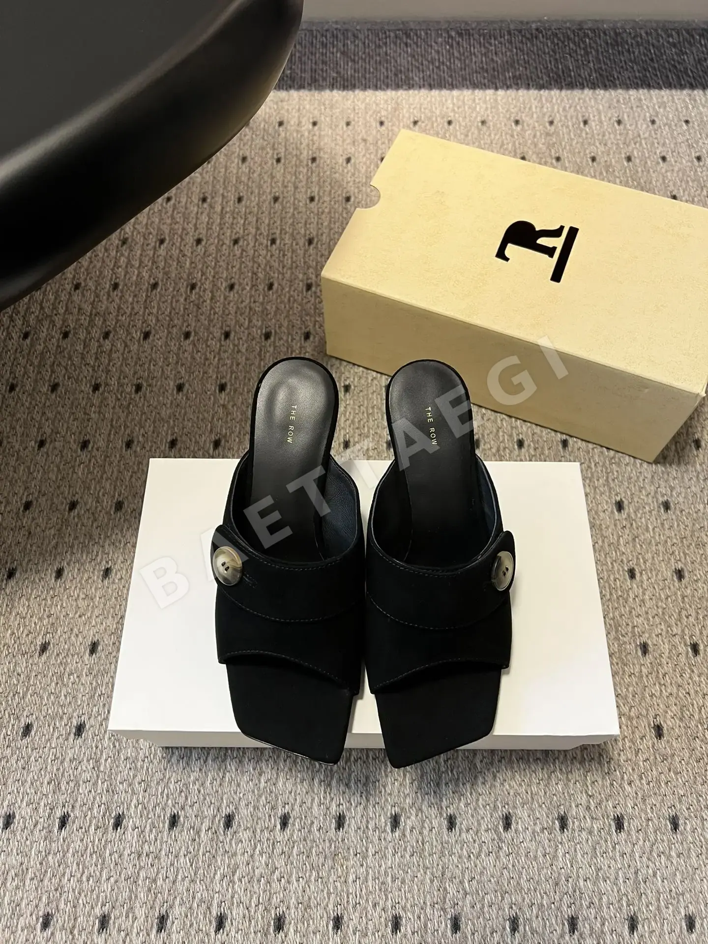 더로우 레트로 스퀘어 토 뮬 95846