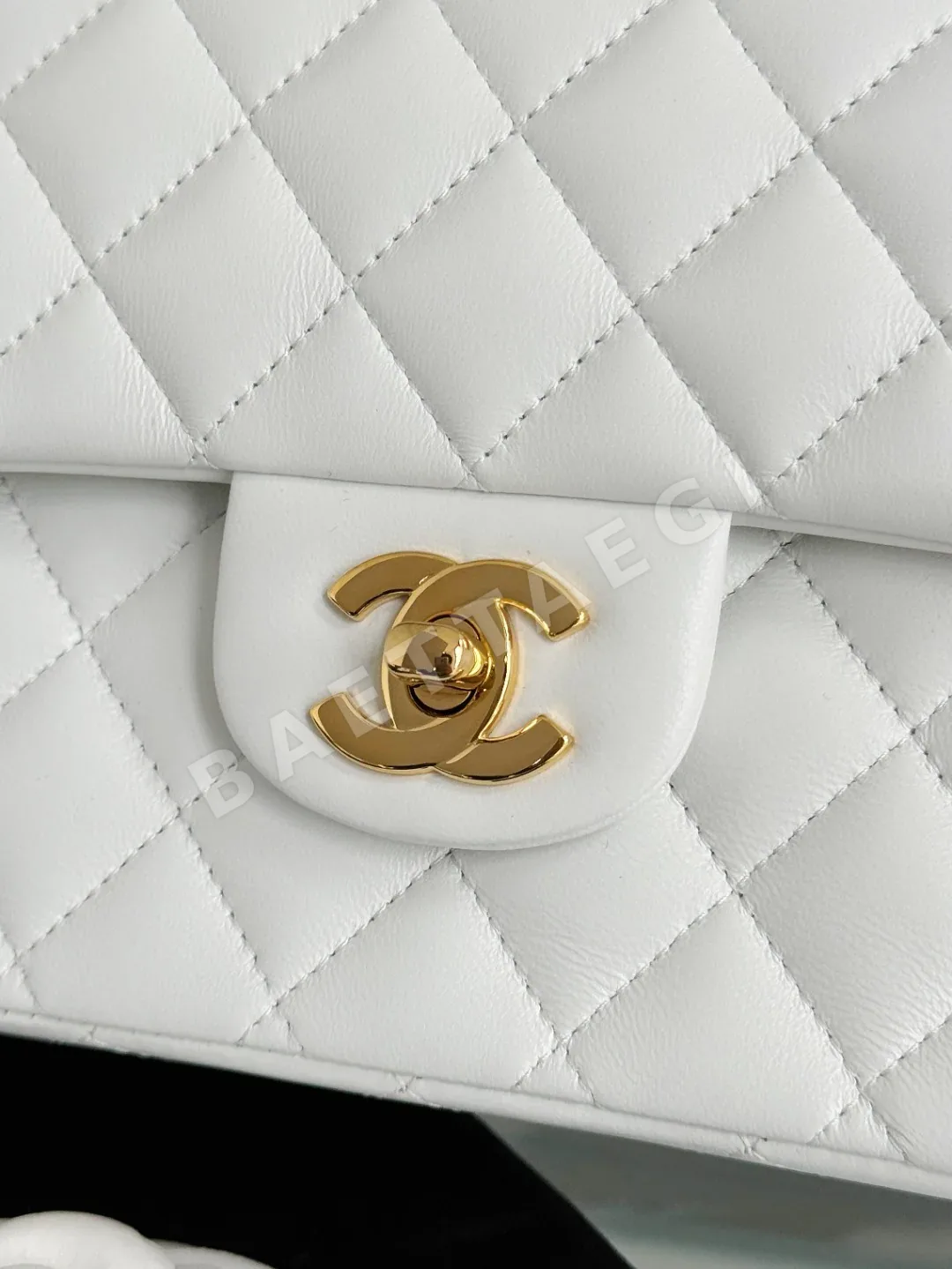 샤넬 클래식 플랩백 램스킨 가방 화이트 금장 상세 이미지 4