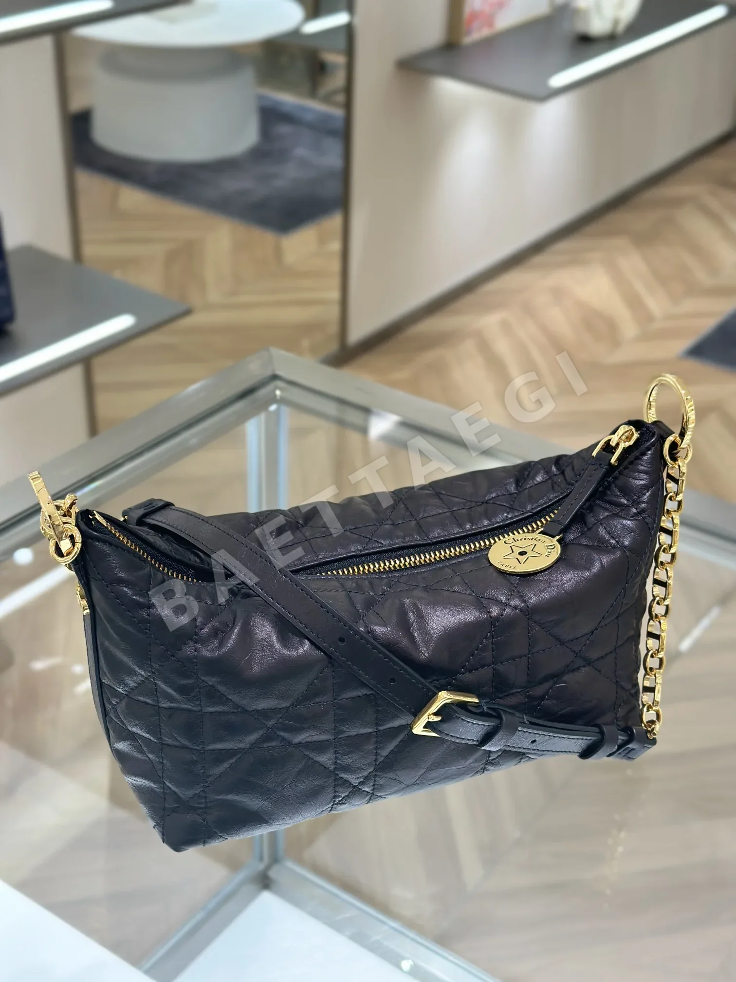 디올 플리츠 가죽 호보 가방 상세 이미지 2