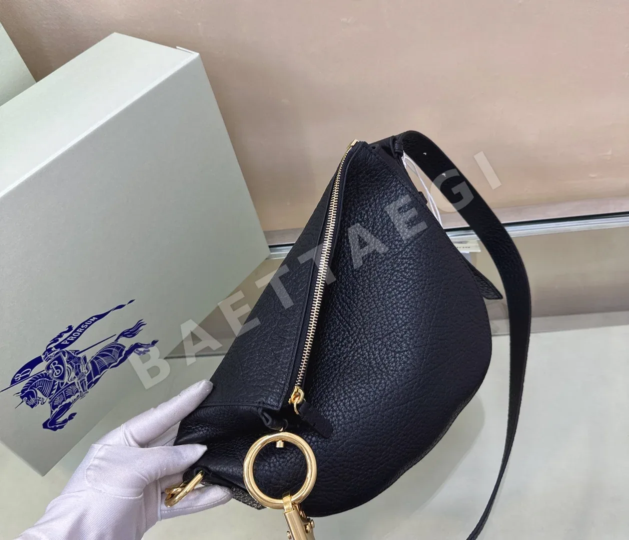 버버리 그레인드 카프스킨 나이트 워리어 숄더백 상세 이미지 8