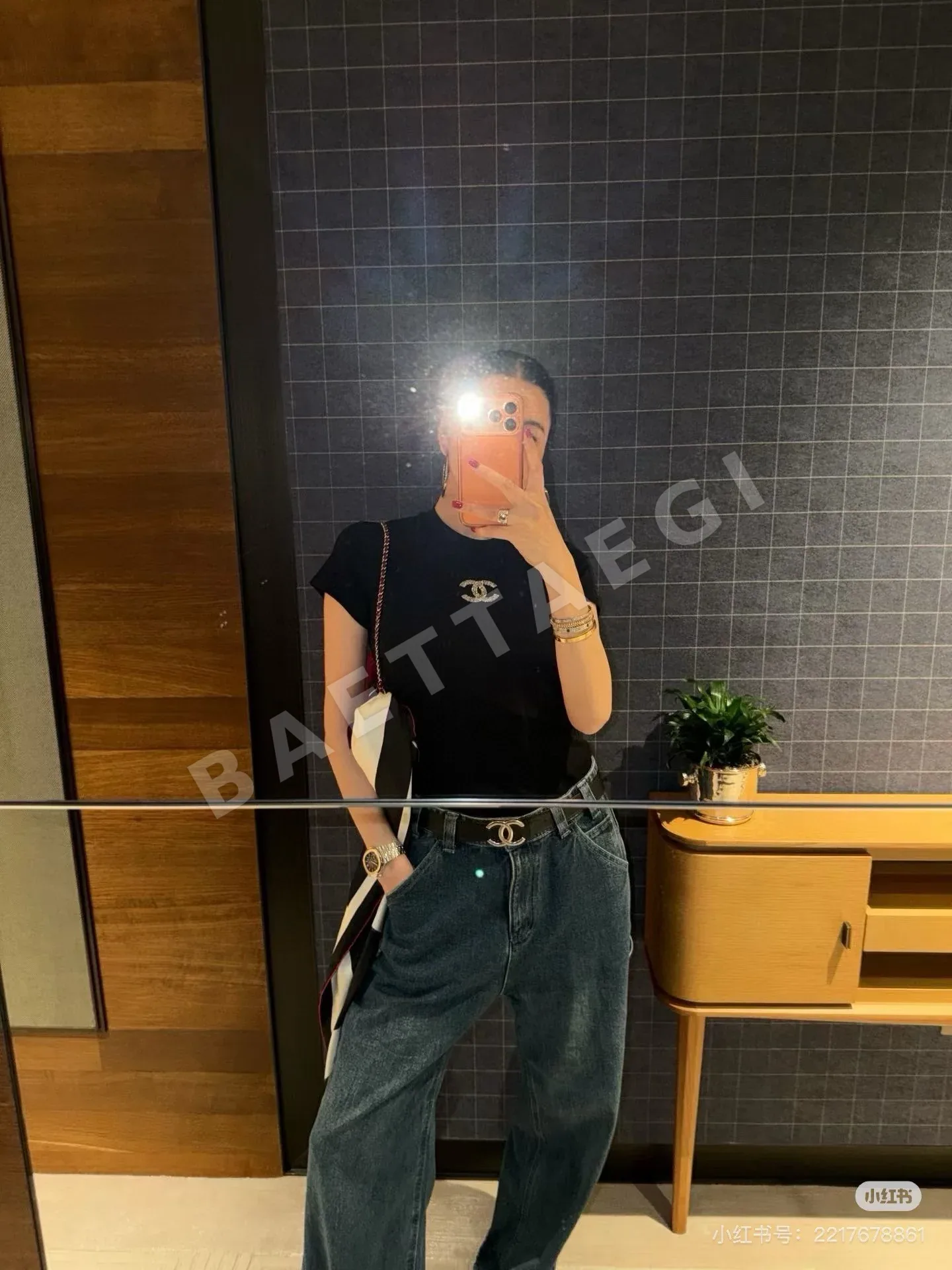 샤넬 더블 C 로고 여성 반팔 티셔츠 상세 이미지 4