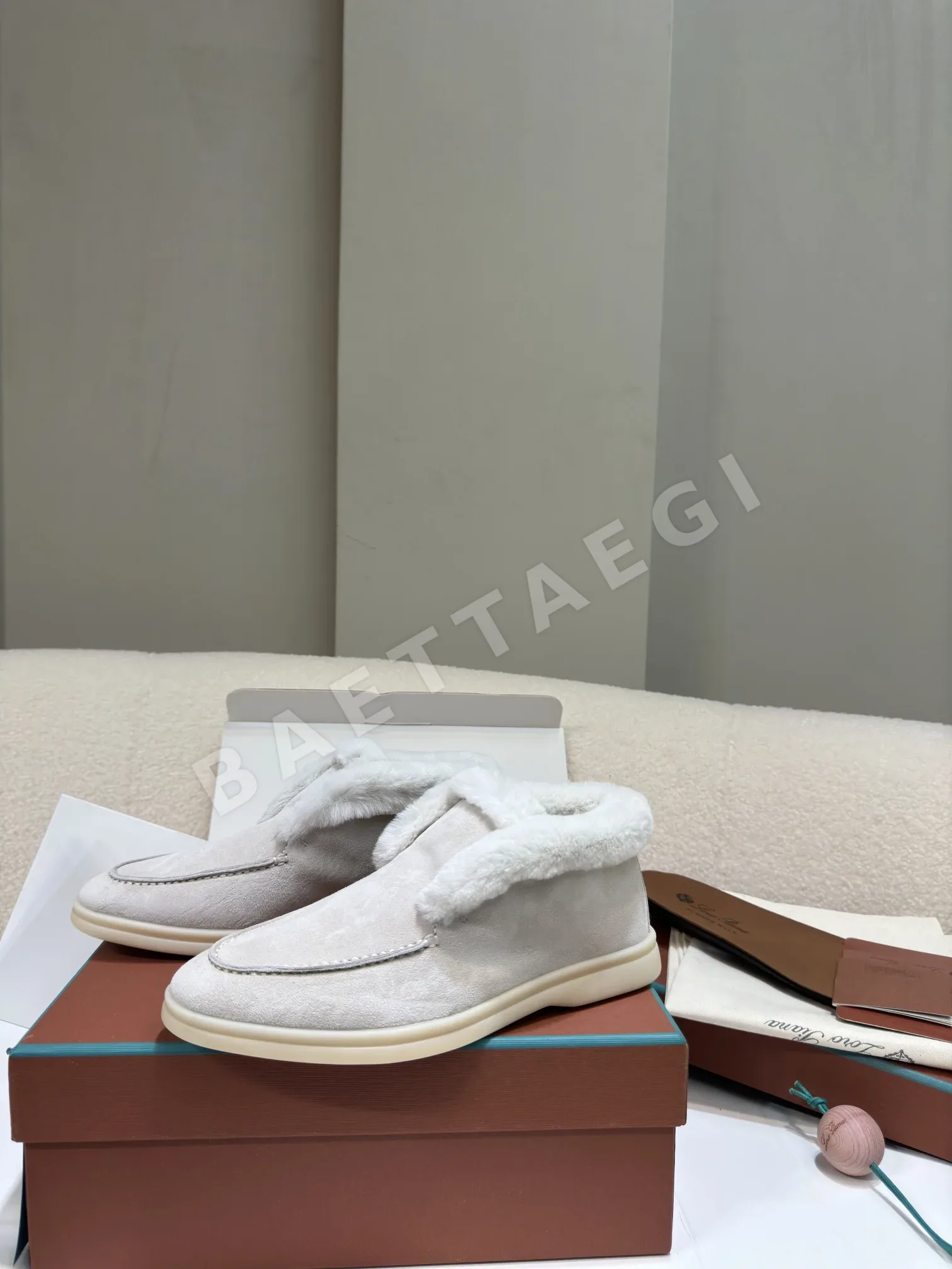 로로피아나 서머워크 코요테 퍼 하이컷 신발 94331
