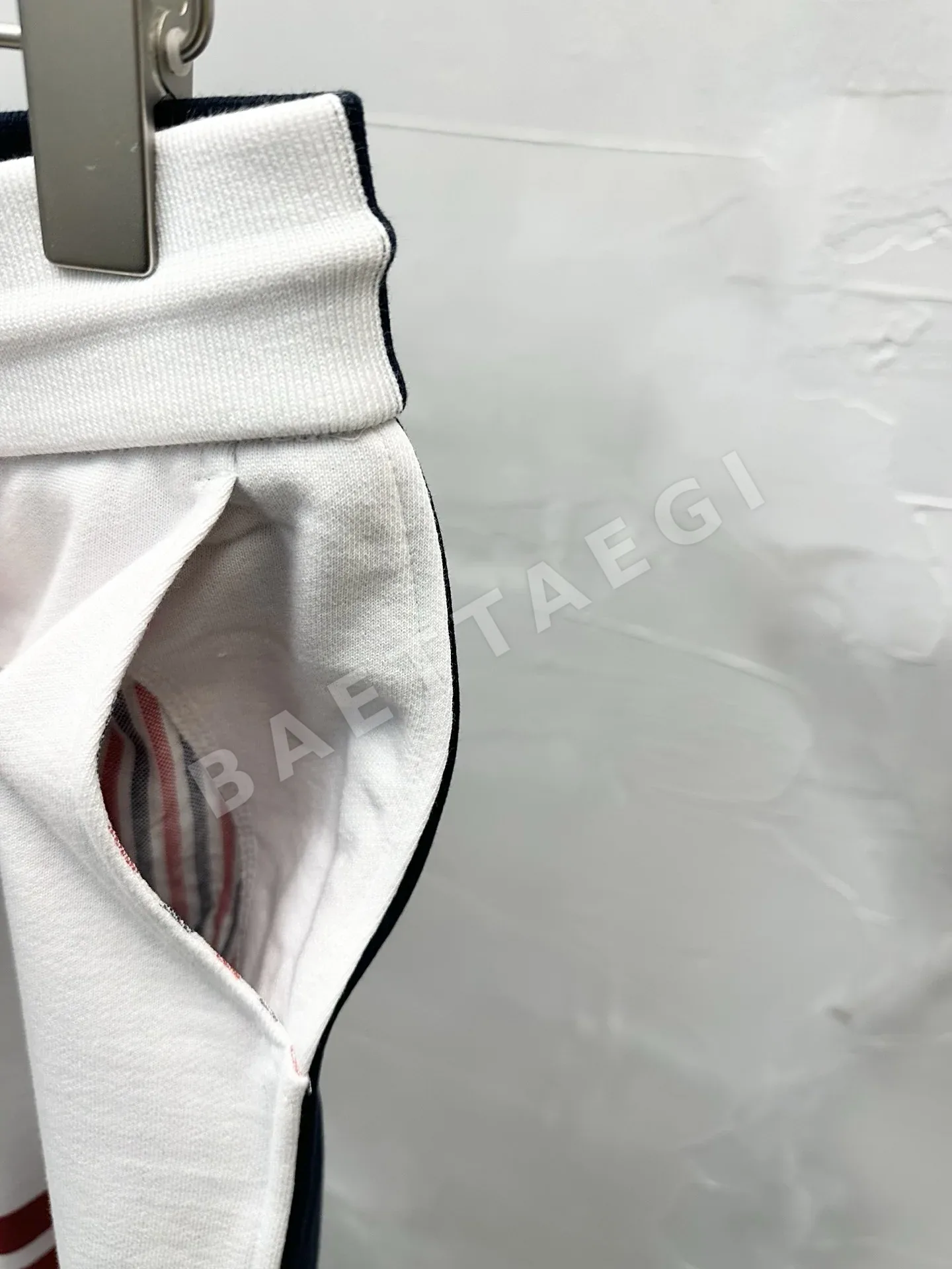 톰브라운 실염색 레드 스트라이프 컬러 블록 반바지 상세 이미지 5