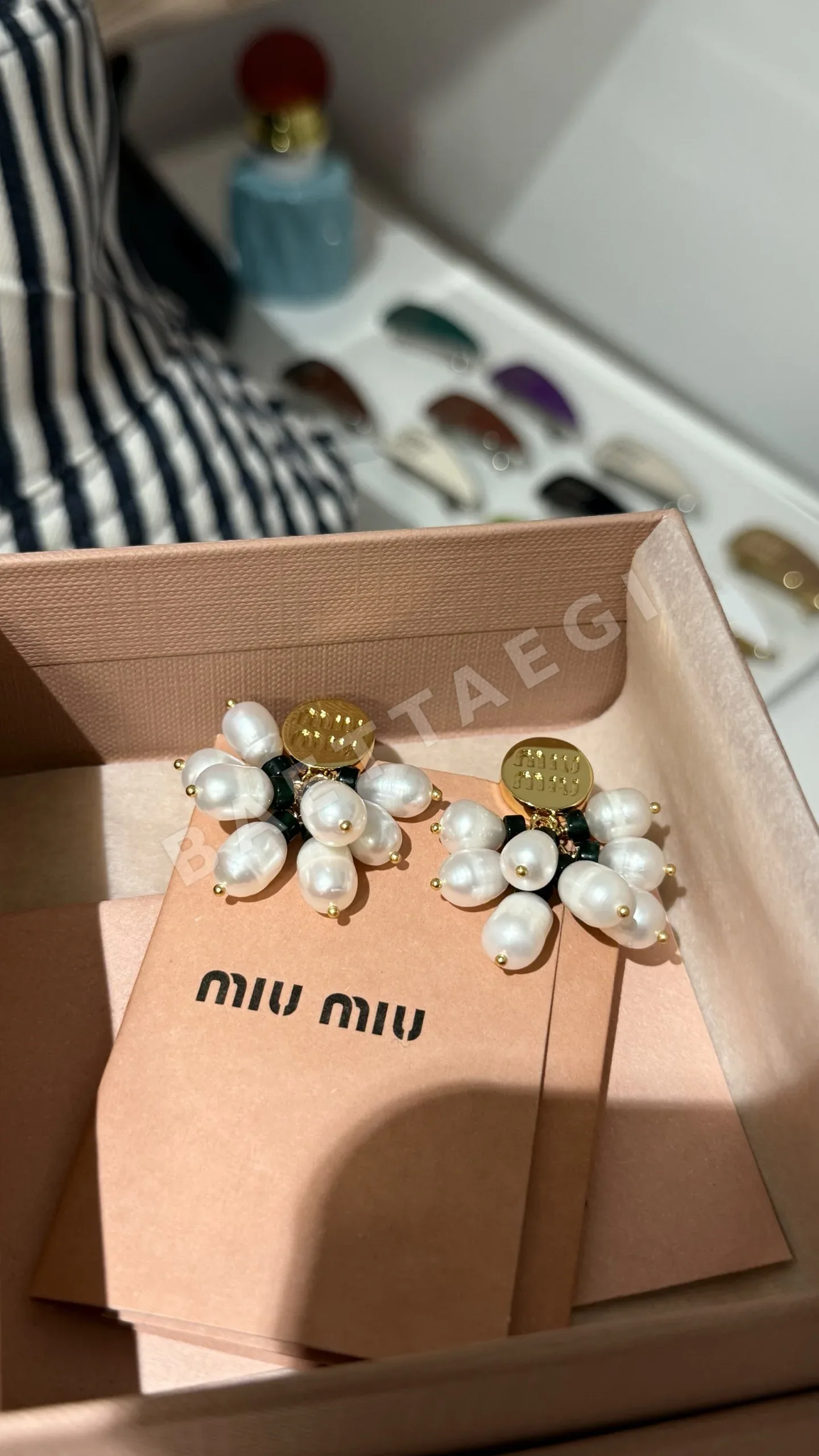미우미우 담수진주 에메랄드 골드 버튼 귀걸이 상세 이미지 3