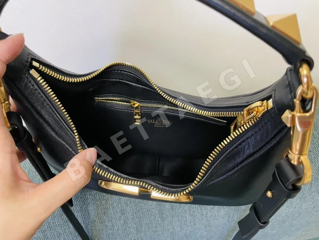 발렌티노 스터드 카프스킨 호보 가방 상세 이미지 7