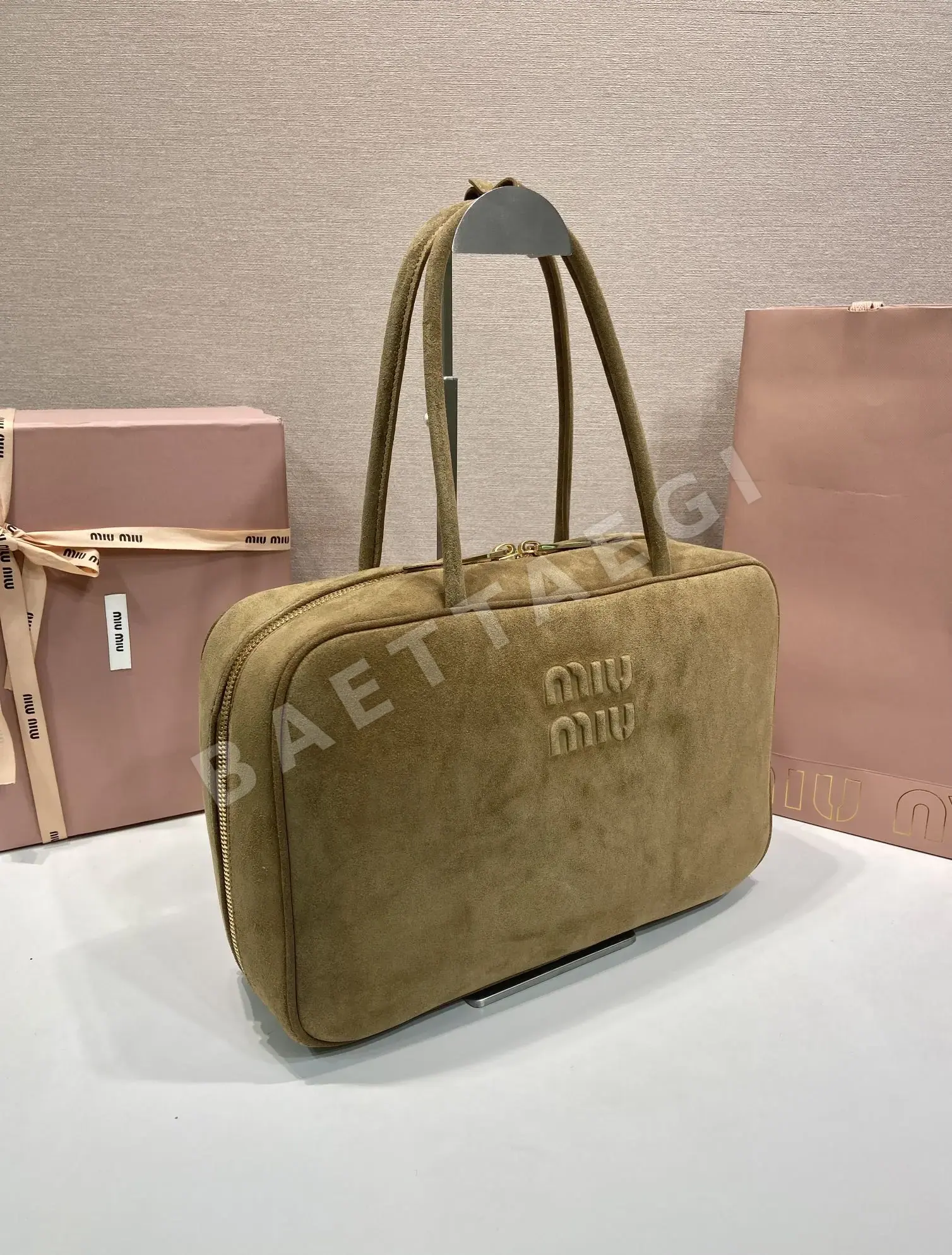 미우미우 스웨이드 라지 볼링백 5BB117 상세 이미지 2