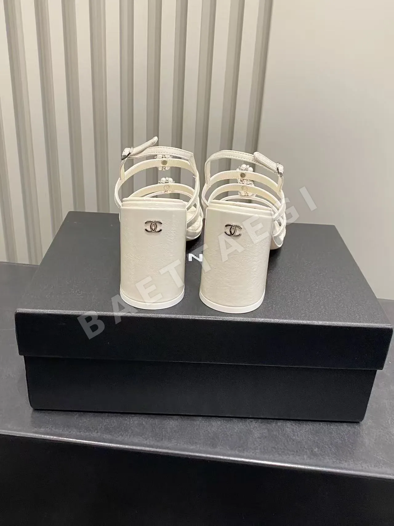샤넬 펄 장식 카멜리아 버클 청키 힐 샌들 상세 이미지 8