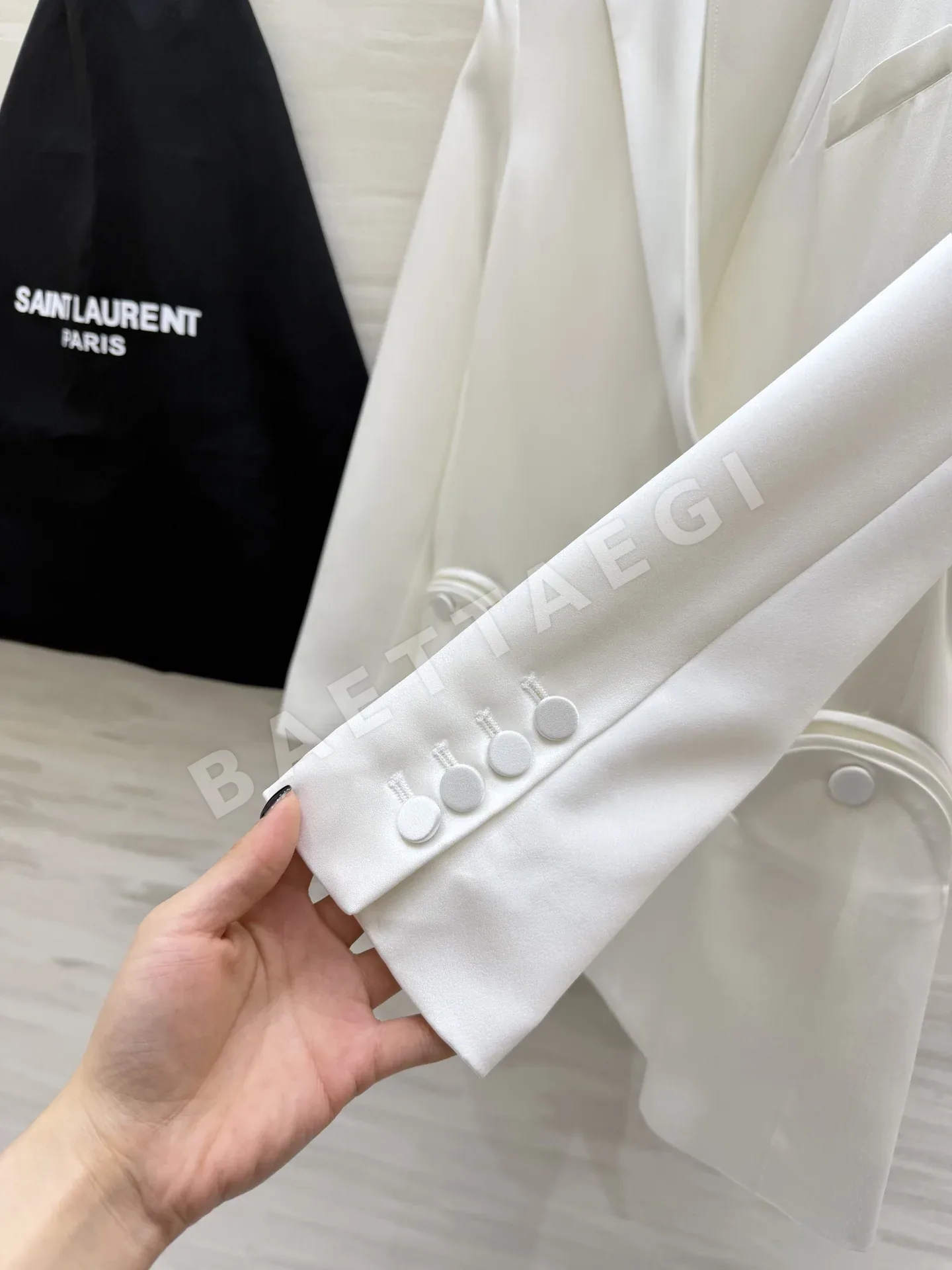 생로랑 새틴 더블 브레스티드 여성 자켓 상세 이미지 6