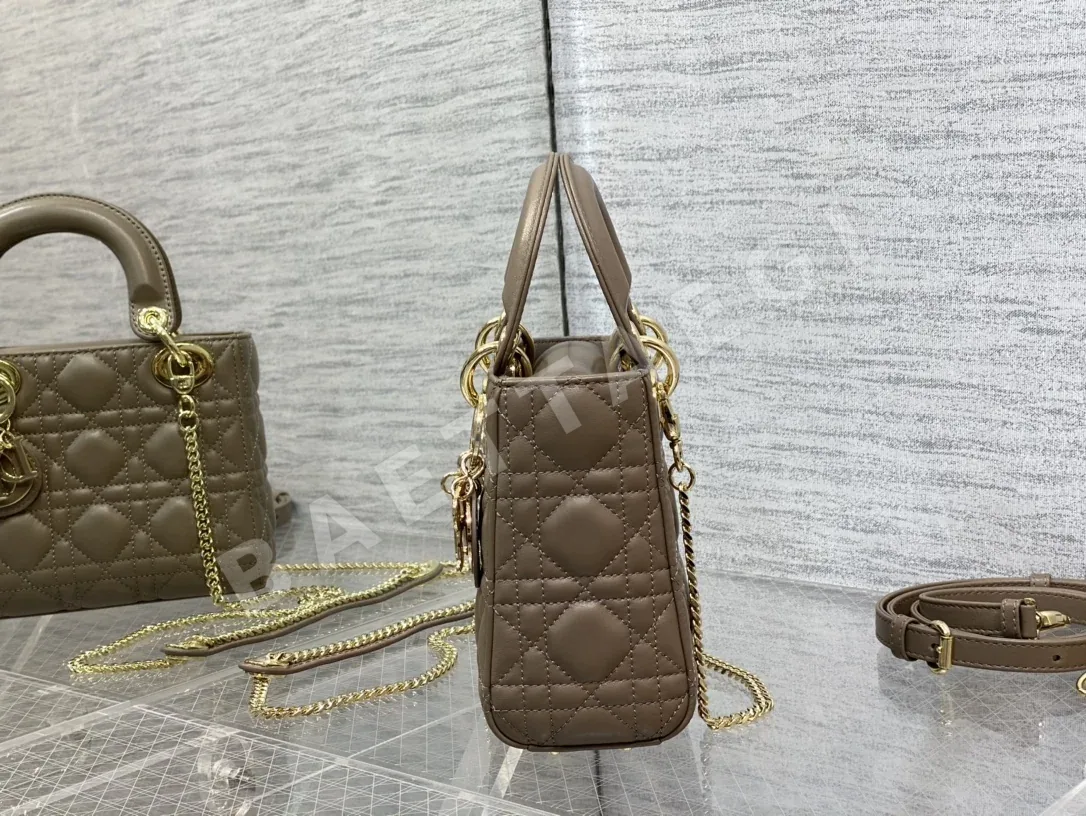 디올 빈 에나멜 버클 램스킨 핸드백 상세 이미지 5