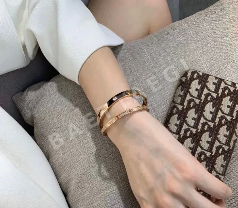 까르띠에 와이드 러브 다이아몬드 팔찌 61186