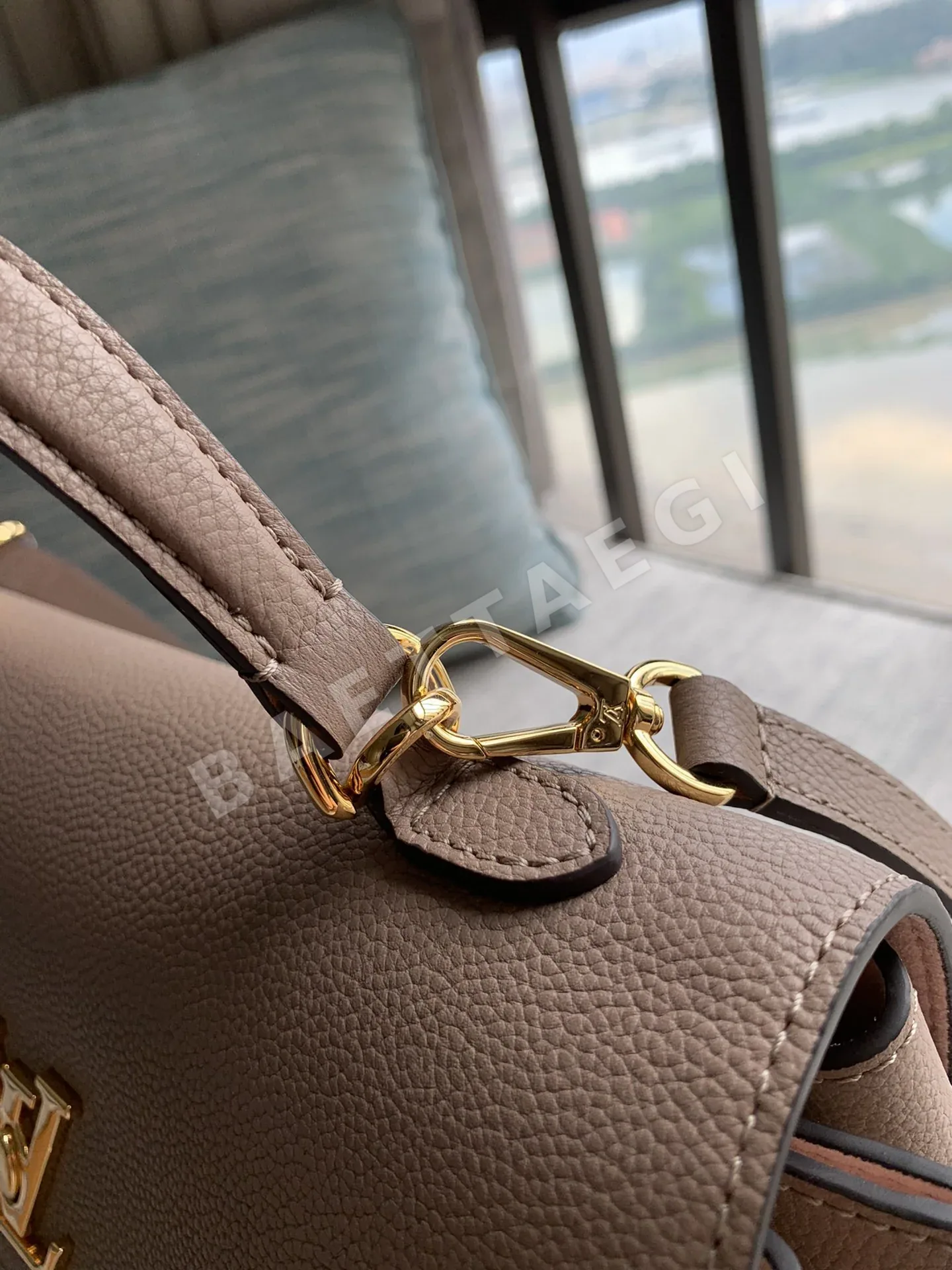 루이비통 록미에버 카프스킨 핸드백 M56094 상세 이미지 6