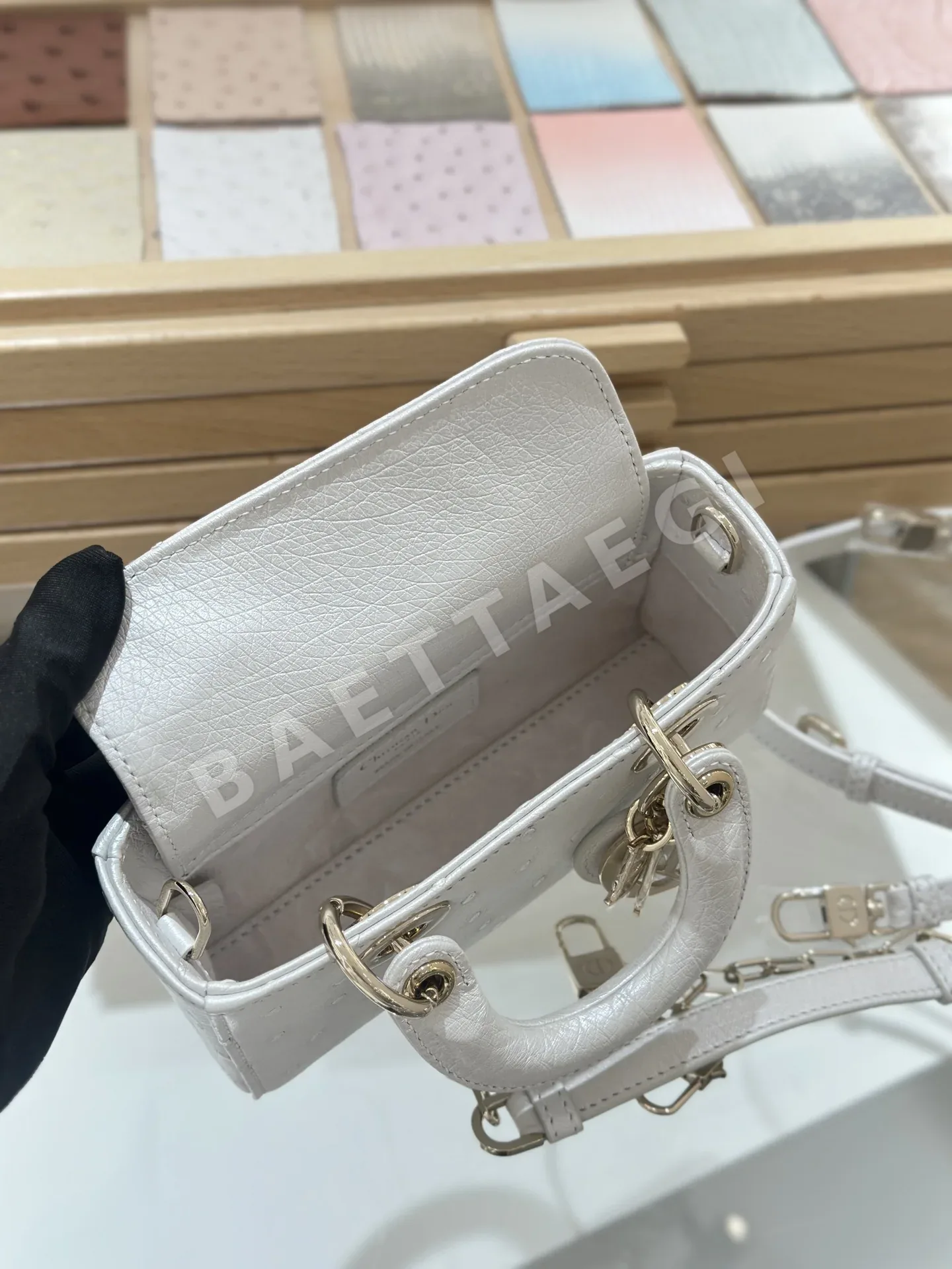 디올 펄 화이트 타조 가죽 가방 상세 이미지 10
