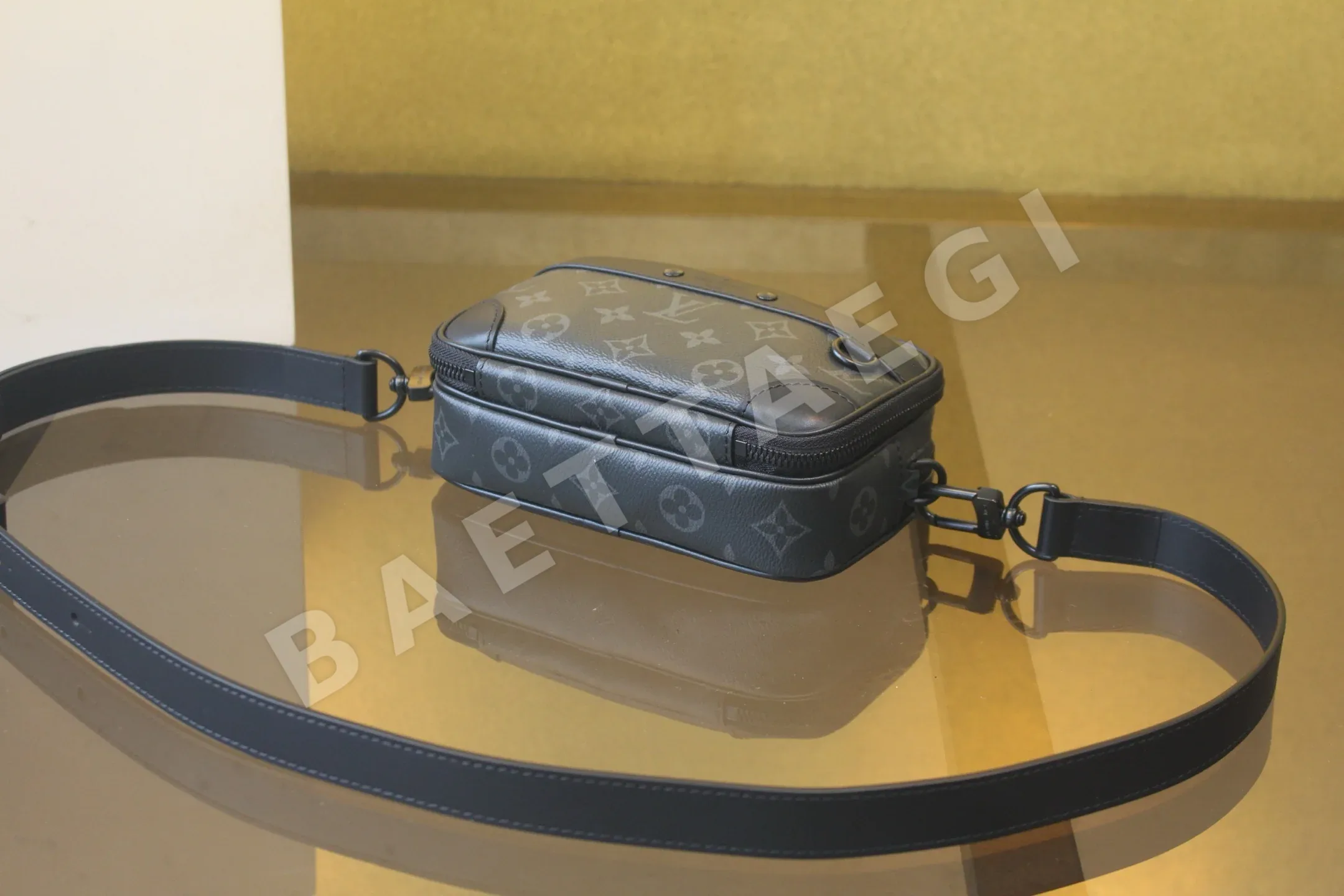 루이비통 모노그램 에클립스 숄더백 M45936 상세 이미지 3