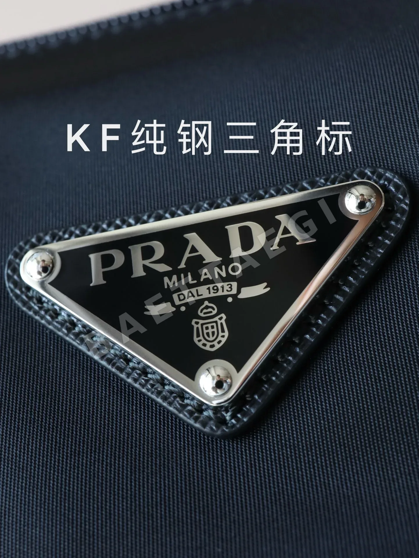 프라다 삼각 로고 나일론 미디엄 크로스바디백 1BD671 상세 이미지 4