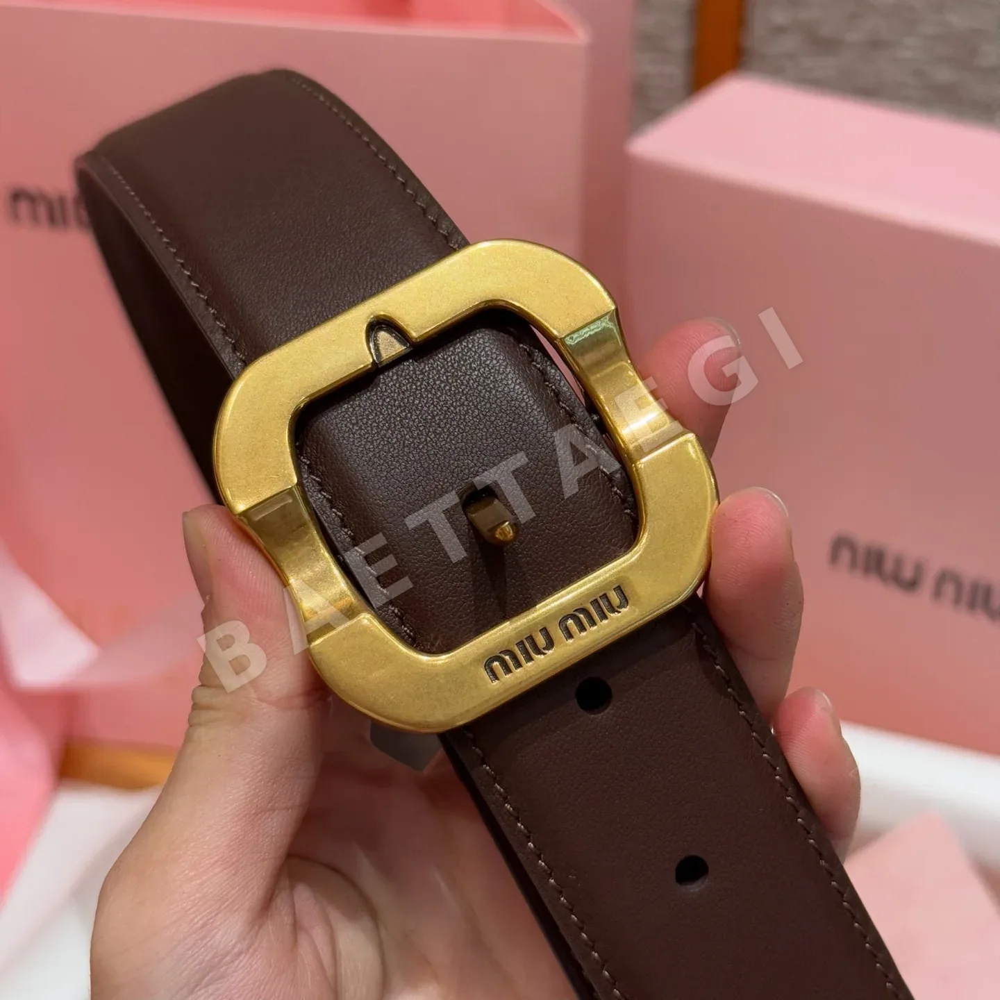 미우미우 각인 메탈 로고 송아지가죽 벨트 상세 이미지 5