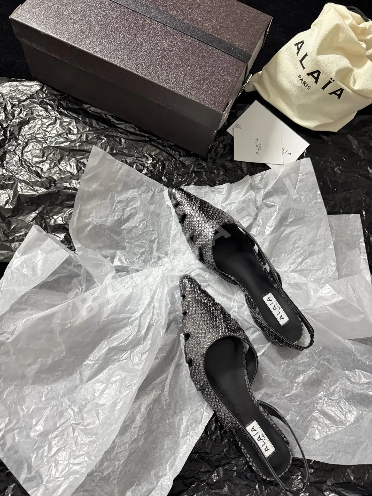 알라이아 스네이크스킨 백리스 샌들 상세 이미지 3