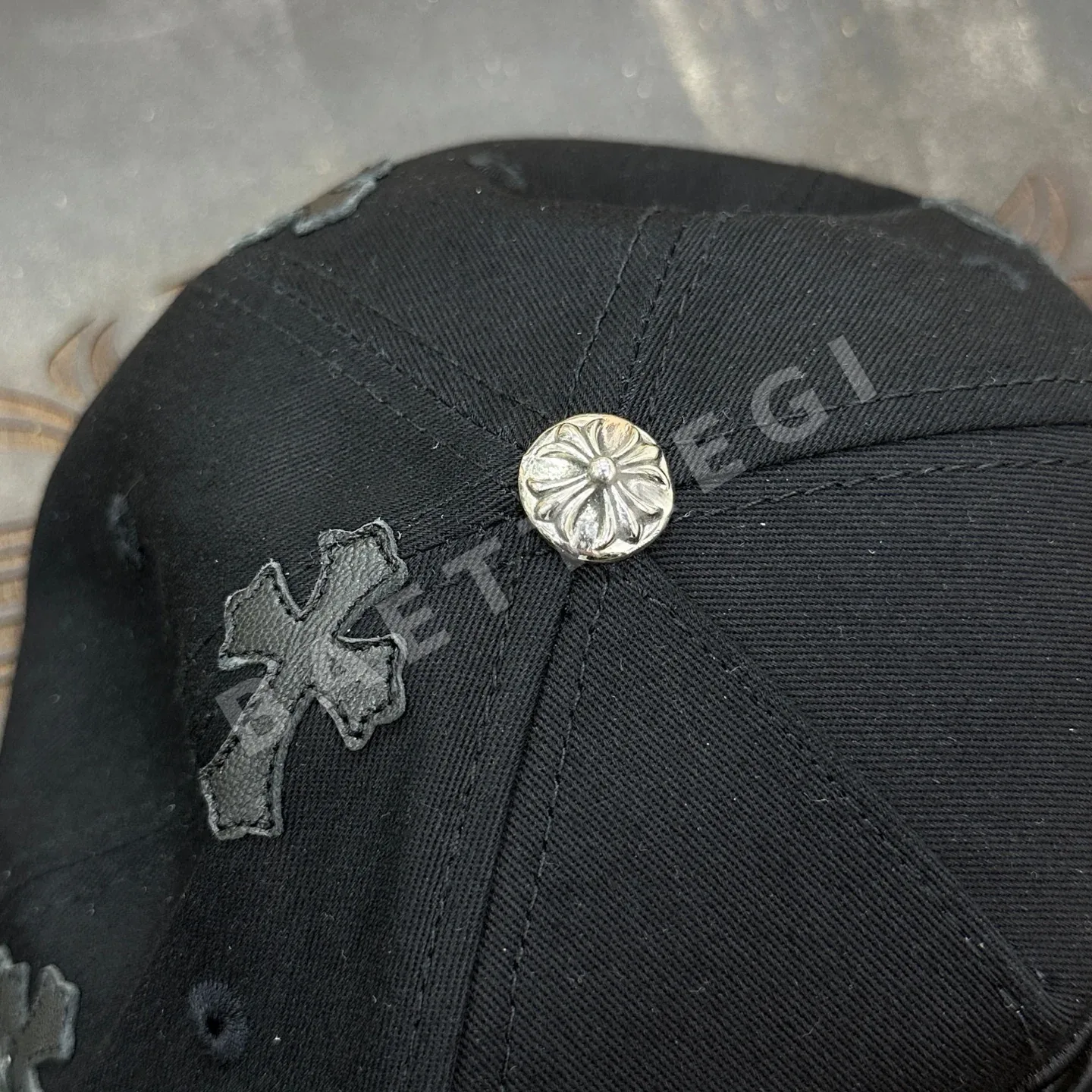 크롬하츠 블랙 크로스 패턴 가죽 패치 캡 상세 이미지 3