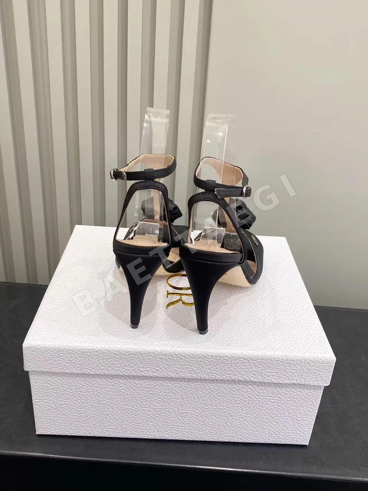 디올 카멜리아 새틴 T스트랩 샌들 상세 이미지 8