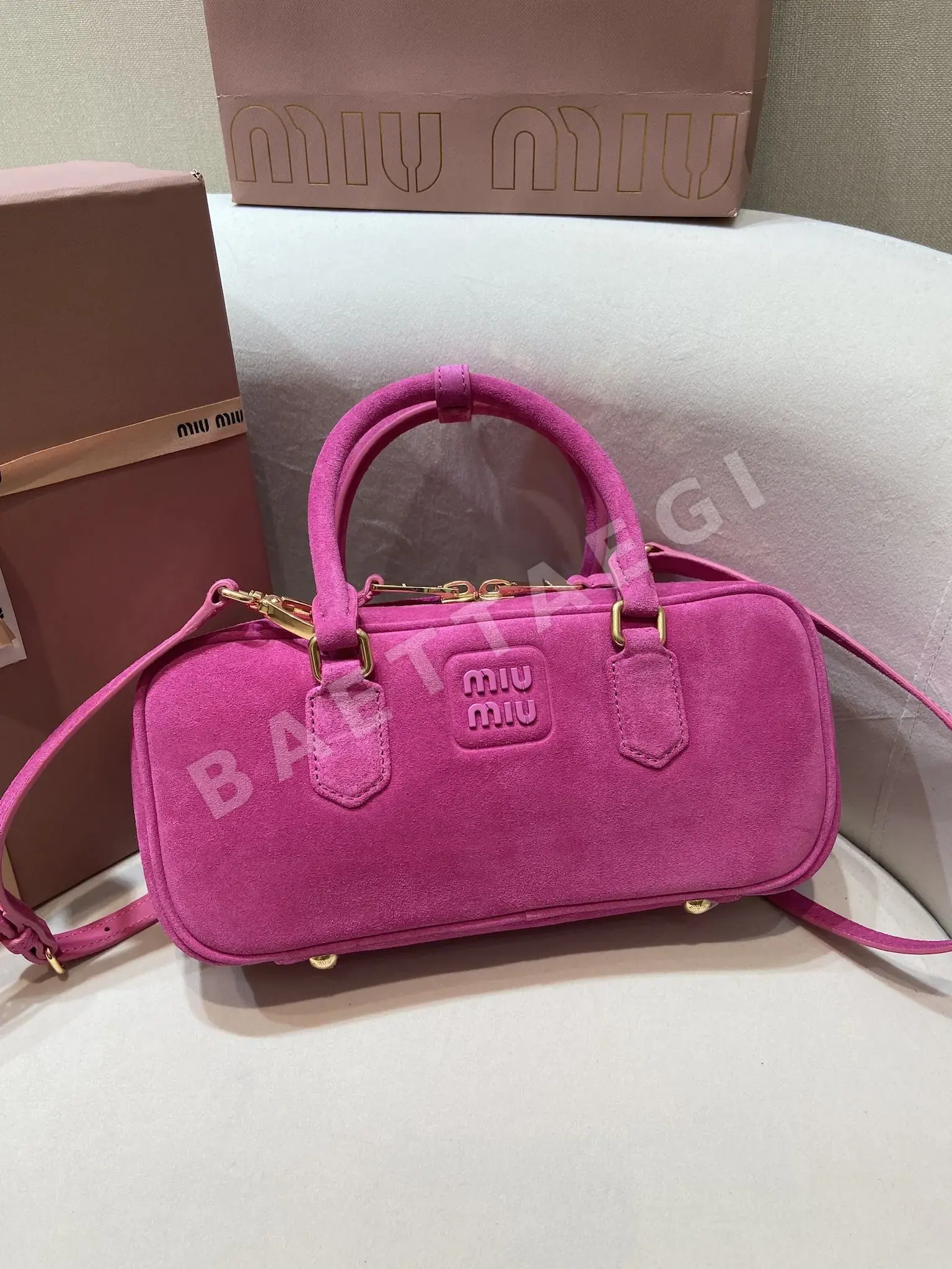 미우미우 스웨이드 라지 볼링백 5BB148