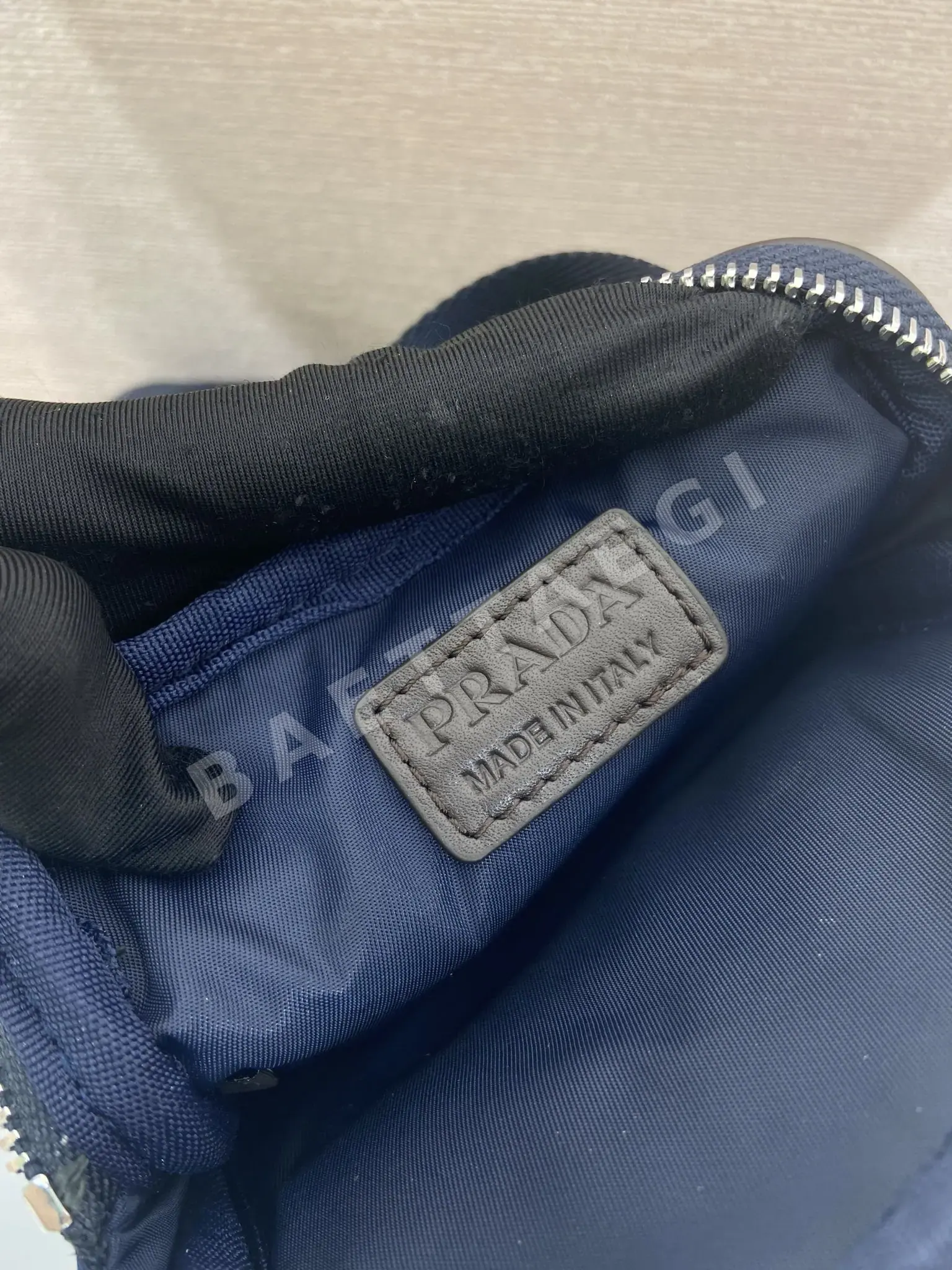 프라다 삼각로고 나일론 체스트백 2ZH194 상세 이미지 9