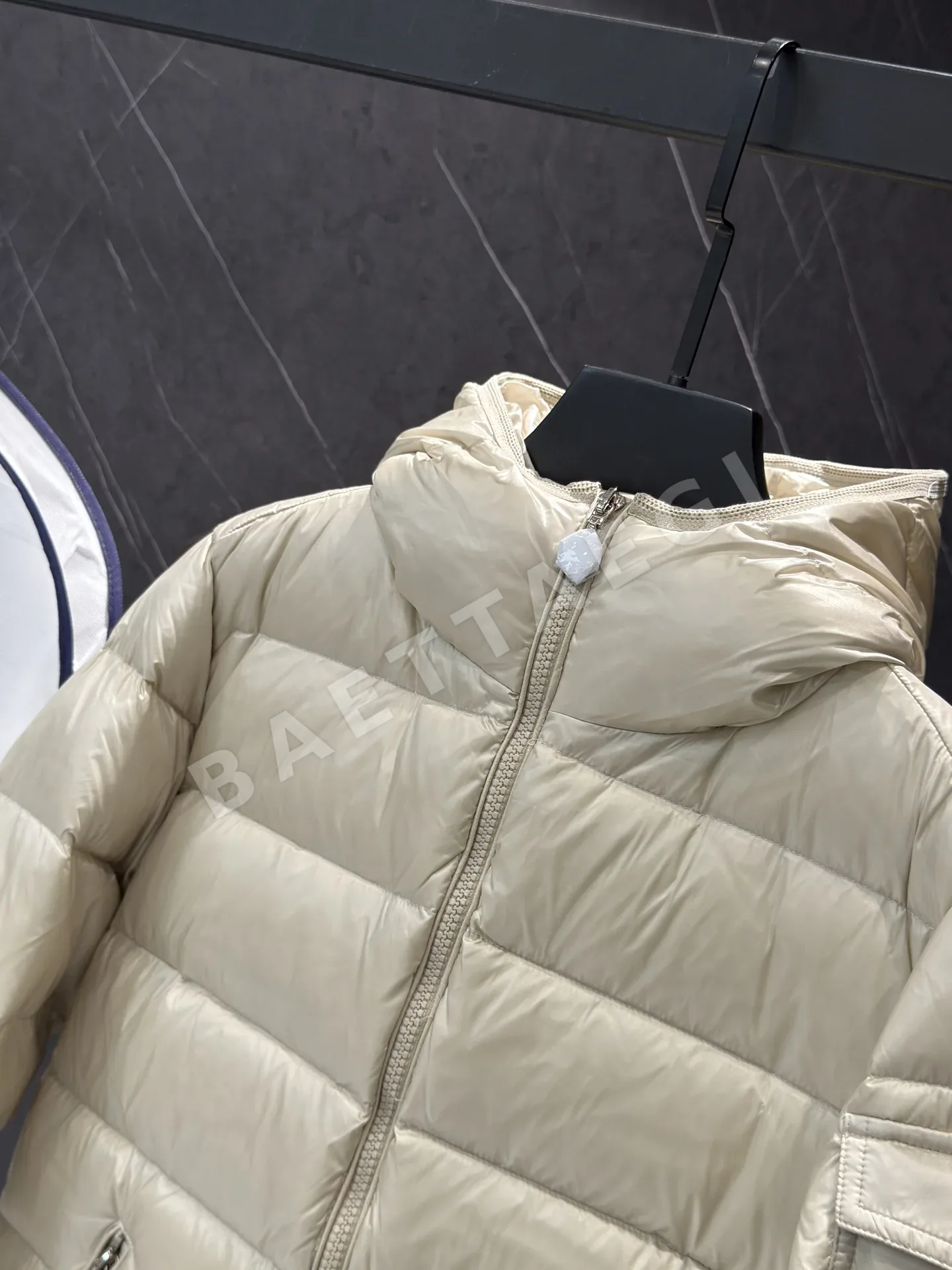 몽클레르 여성 화이트 덕다운 패딩 상세 이미지 7