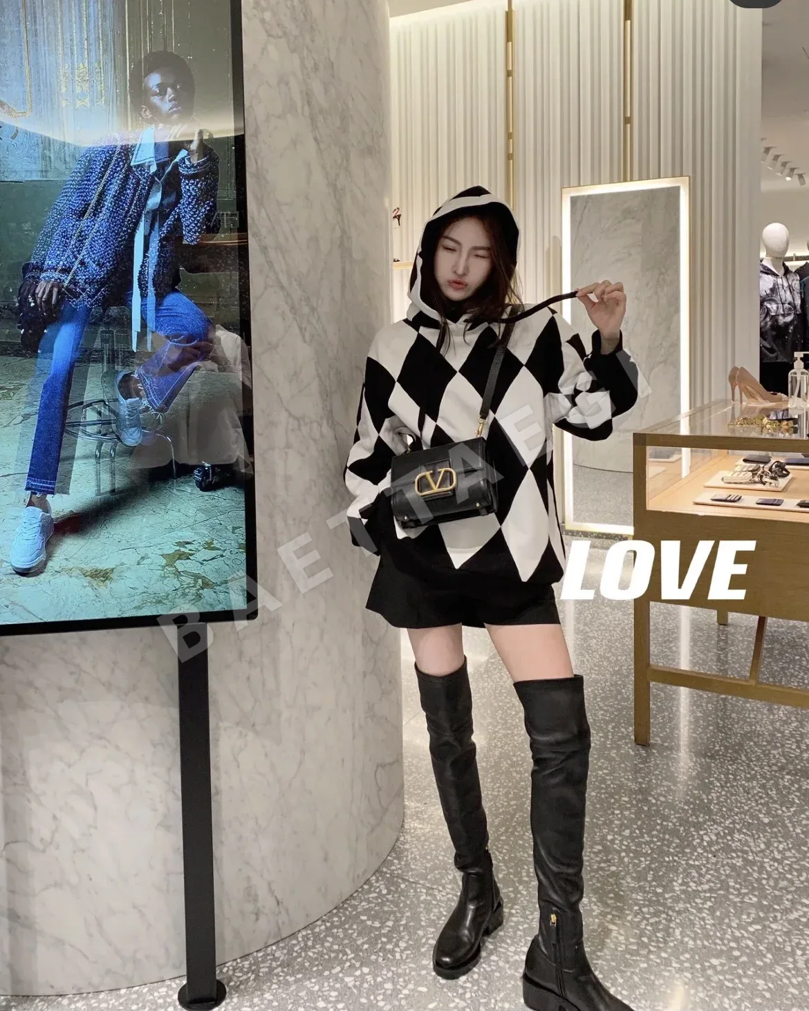 발렌티노 V로고 체인 숄더백 상세 이미지 5