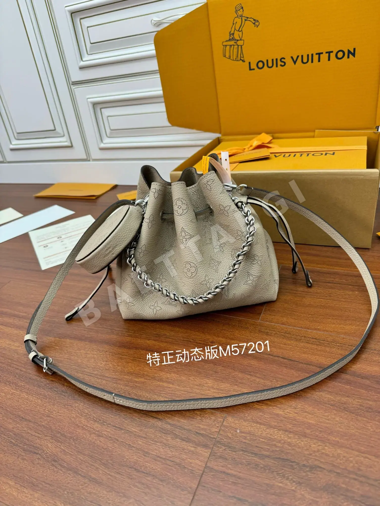 루이비통 M57201 가죽 미니 핸드백 상세 이미지 2