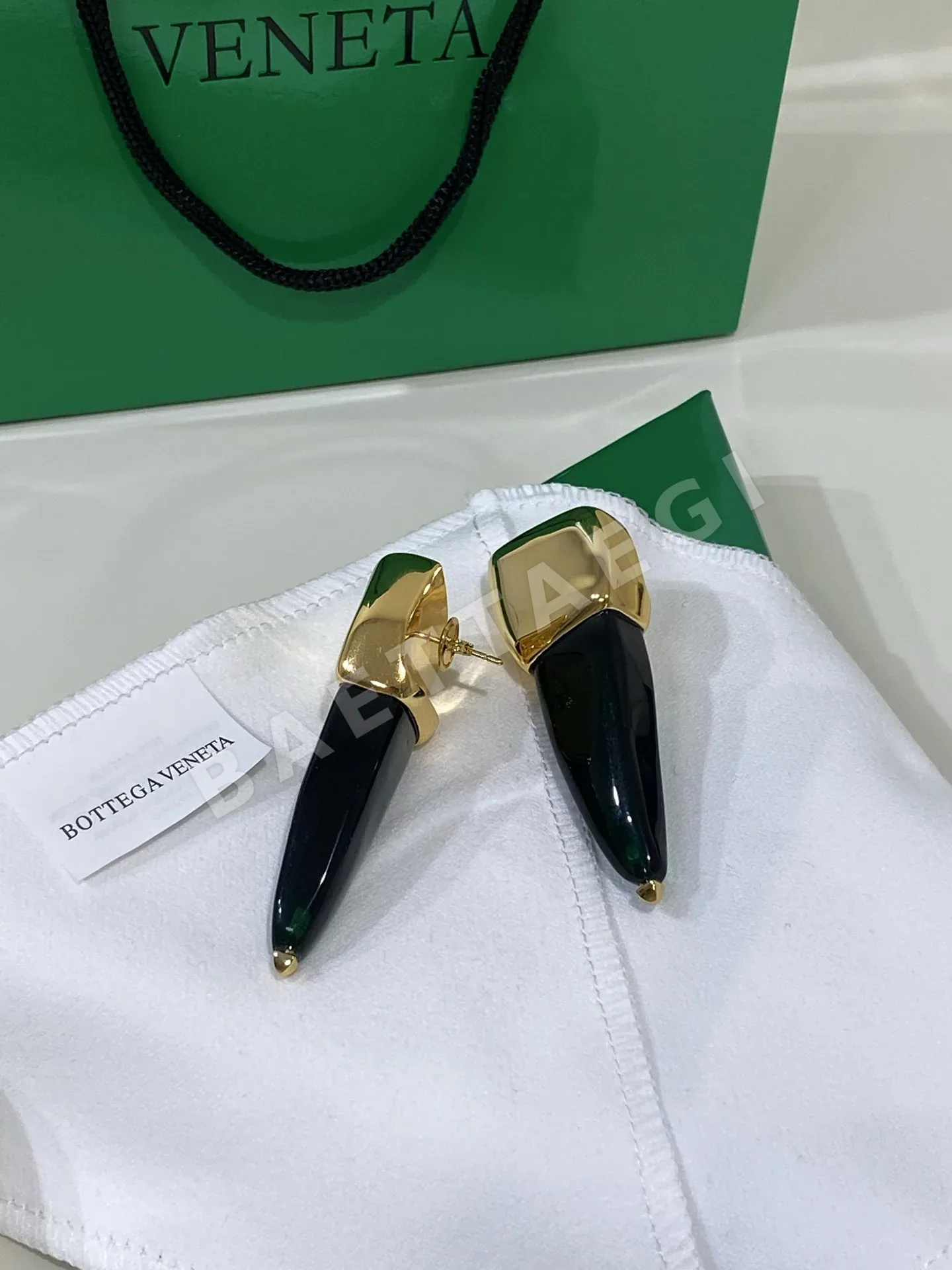 보테가베네타 에메랄드 그린 원뿔 장식 귀걸이 상세 이미지 4