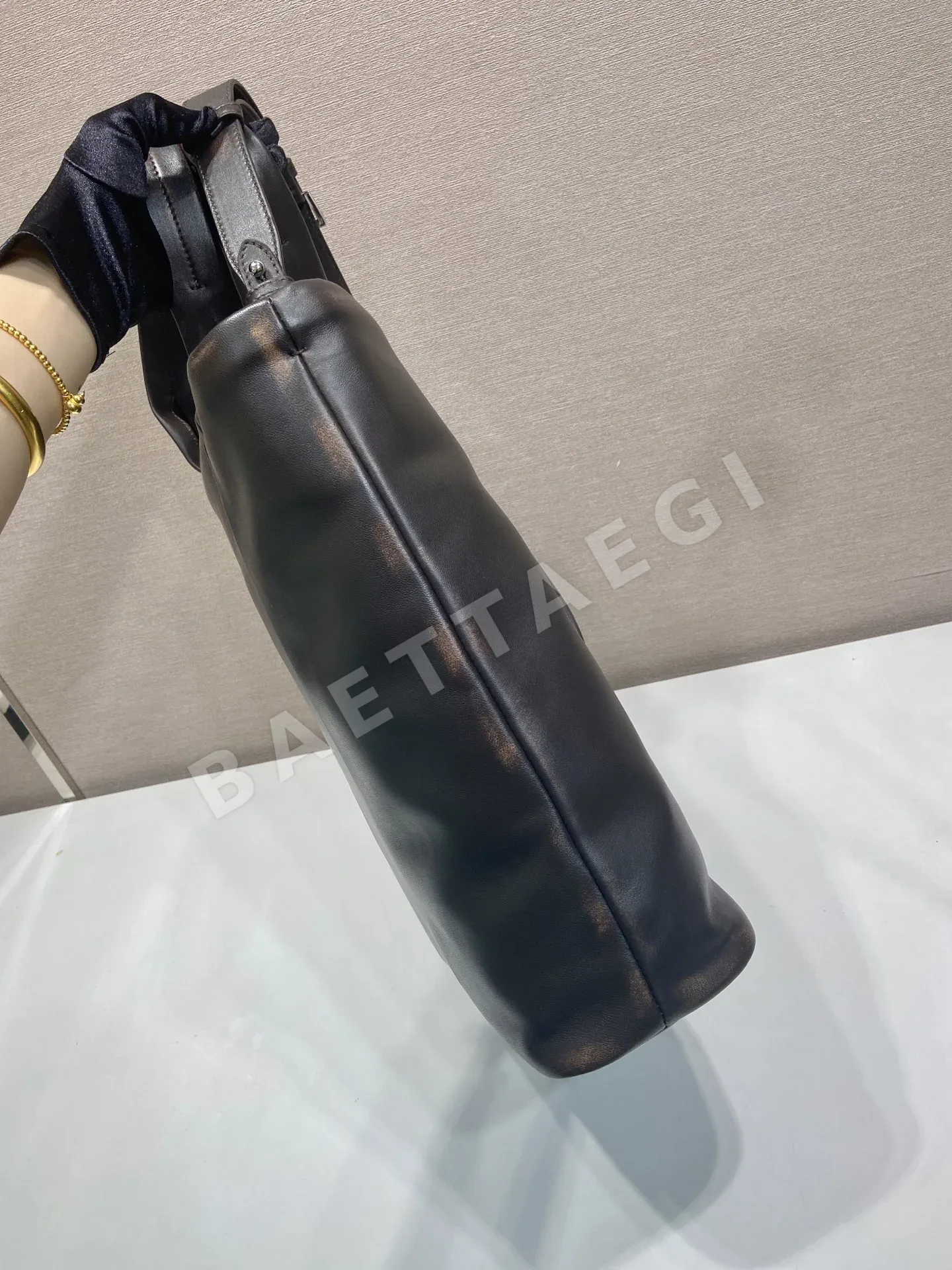 프라다 나파 가죽 토트백 2VG129 상세 이미지 6