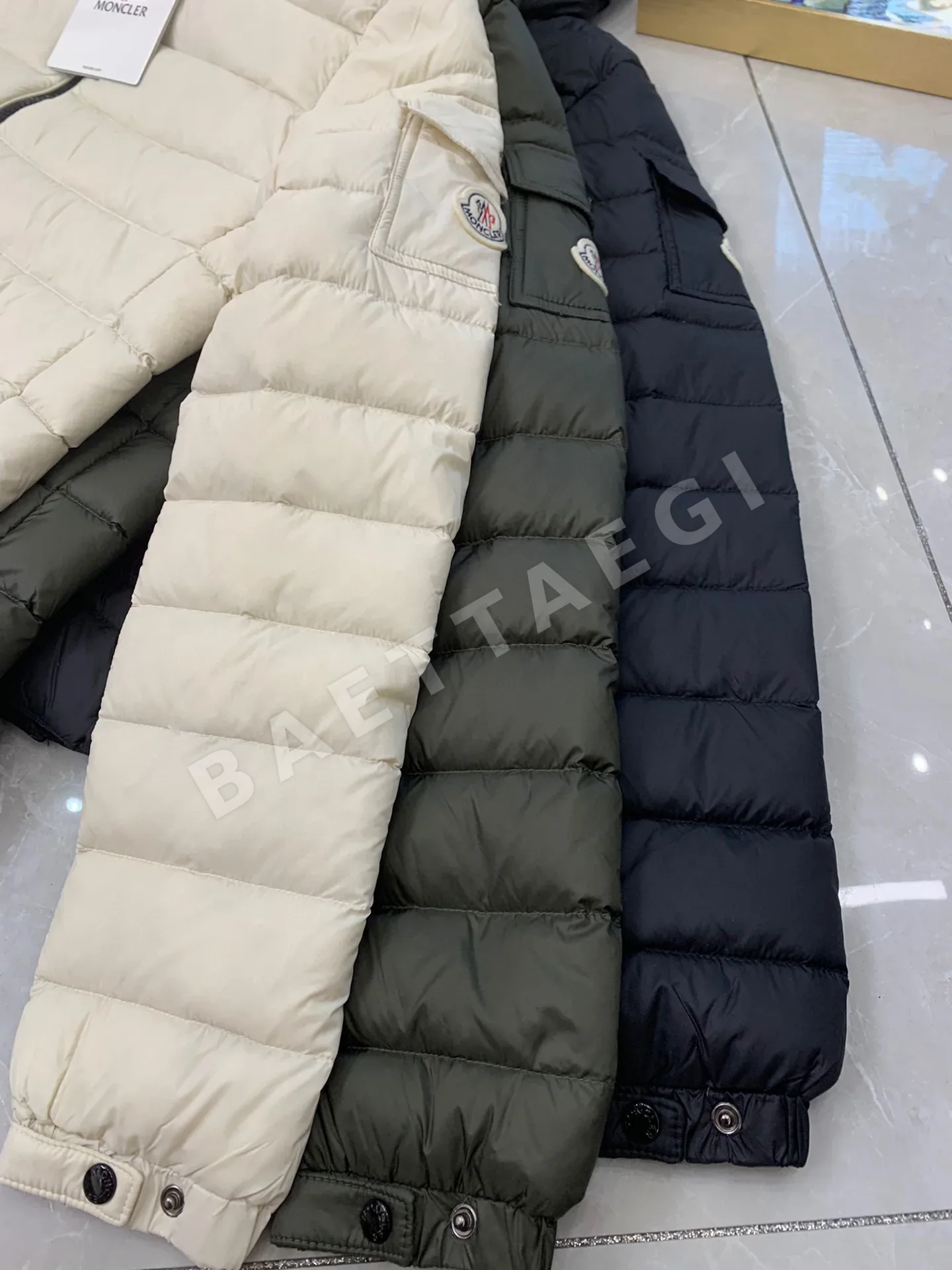 몽클레르 여성 후드 슬림핏 다운 패딩 상세 이미지 4