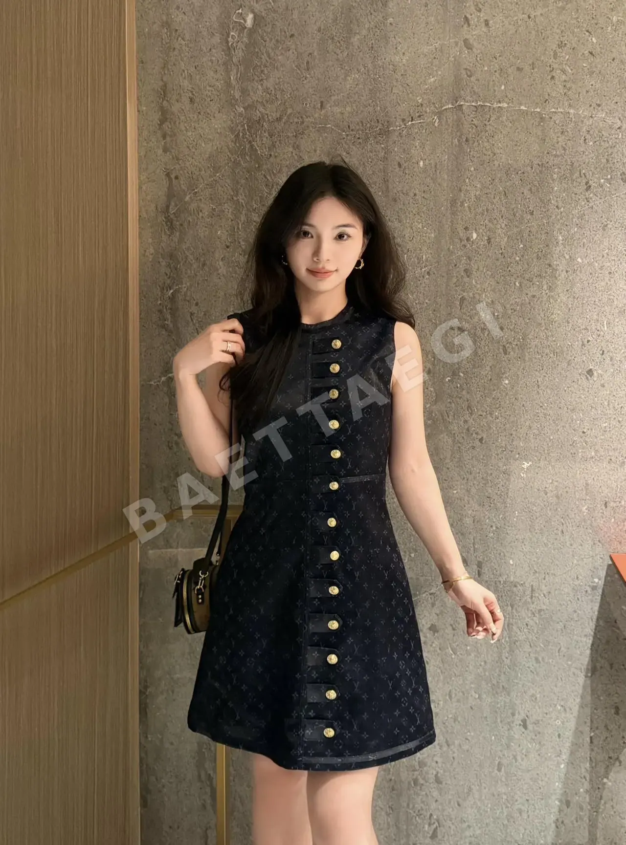 루이비통 골드 로고 프린트 민소매 원피스 상세 이미지 9