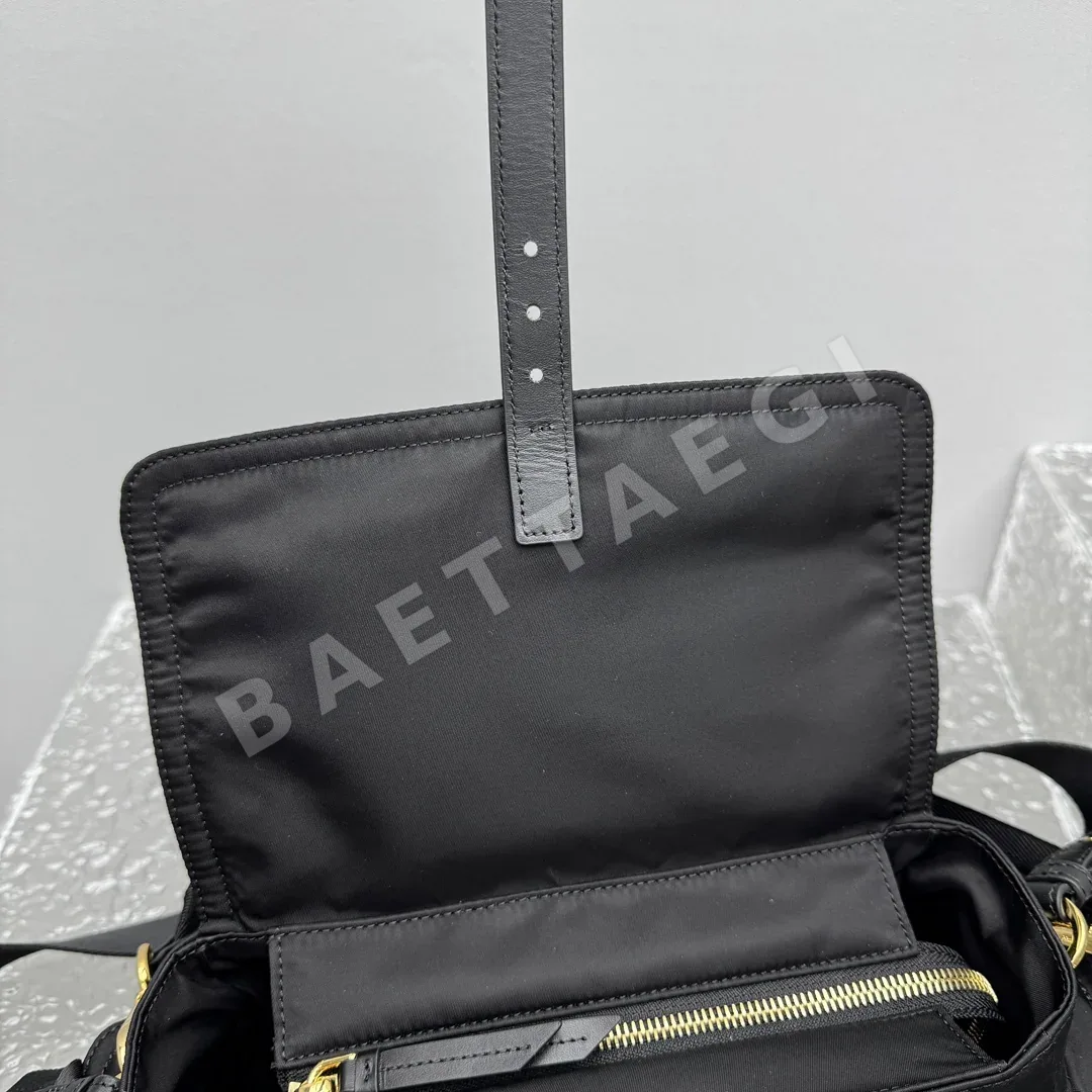 프라다 Explore Re-Nylon 메신저백 상세 이미지 14