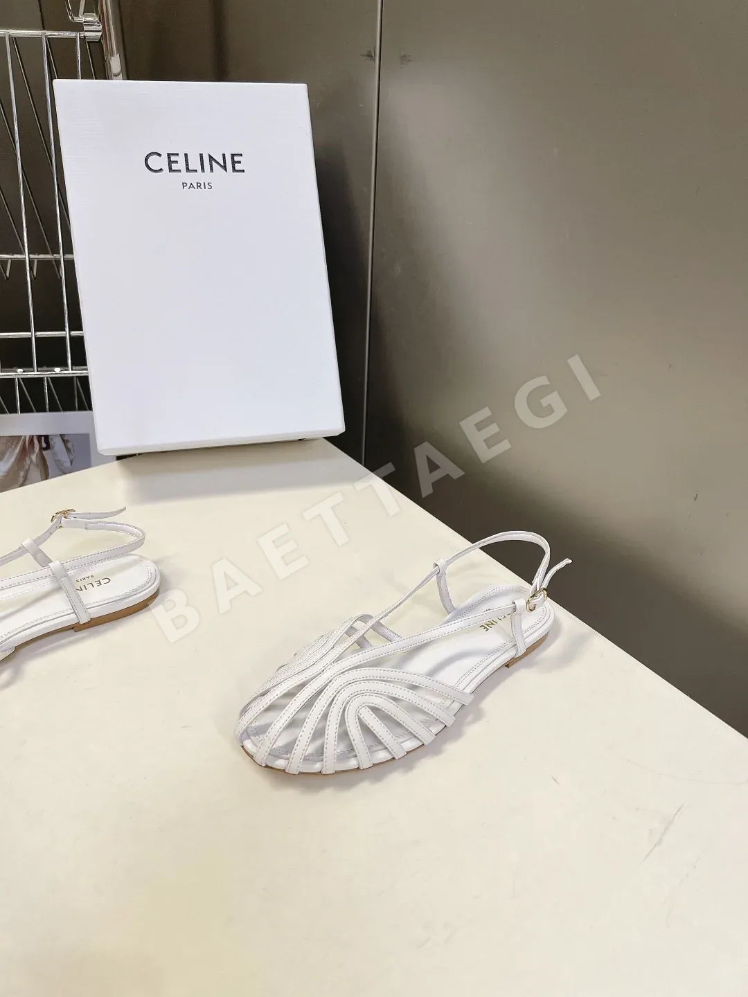 셀린느 로마 스타일 플랫 샌들 상세 이미지 2