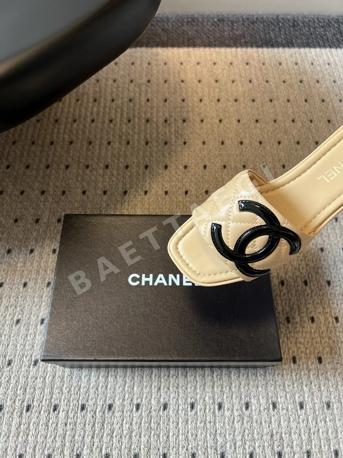 샤넬 다이아몬드 패턴 더블 C 플랫 샌들 상세 이미지 7